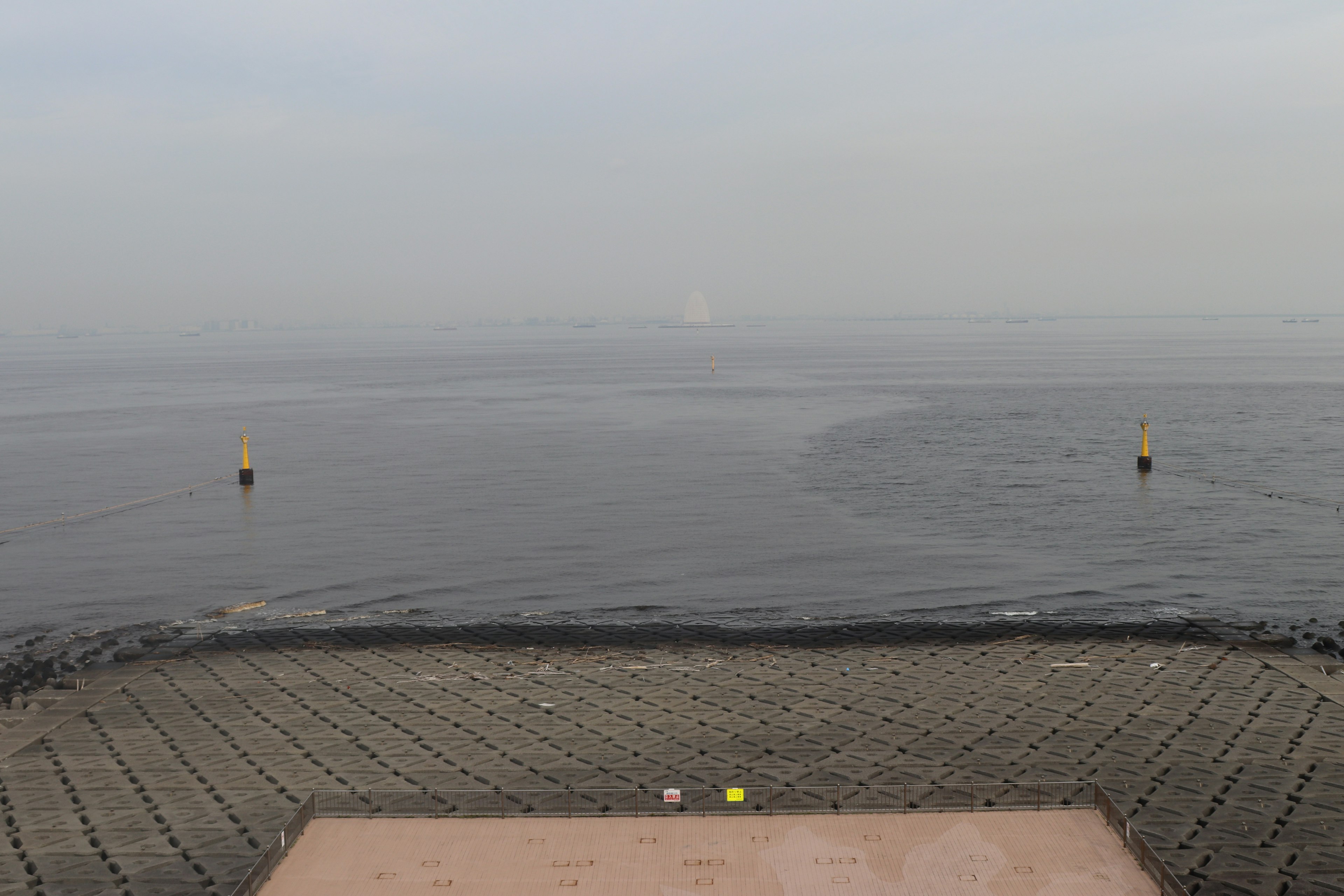 Vue brumeuse de la mer avec un quai