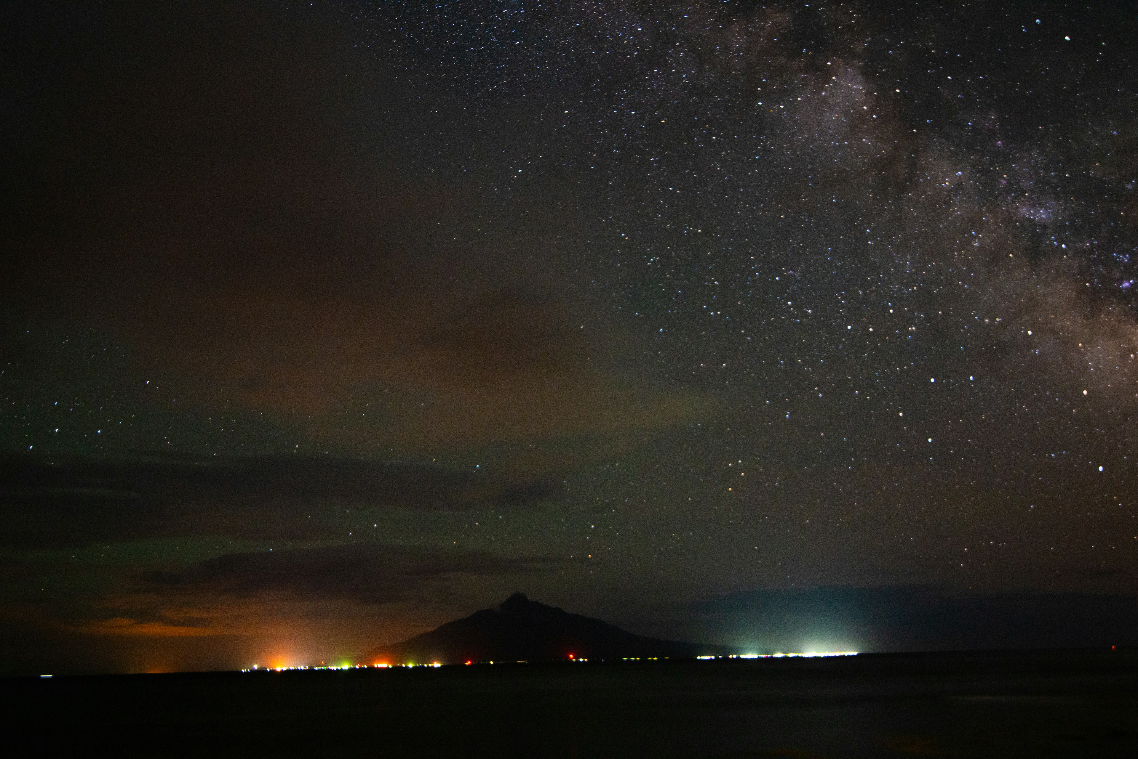 夜景，星空與山的輪廓