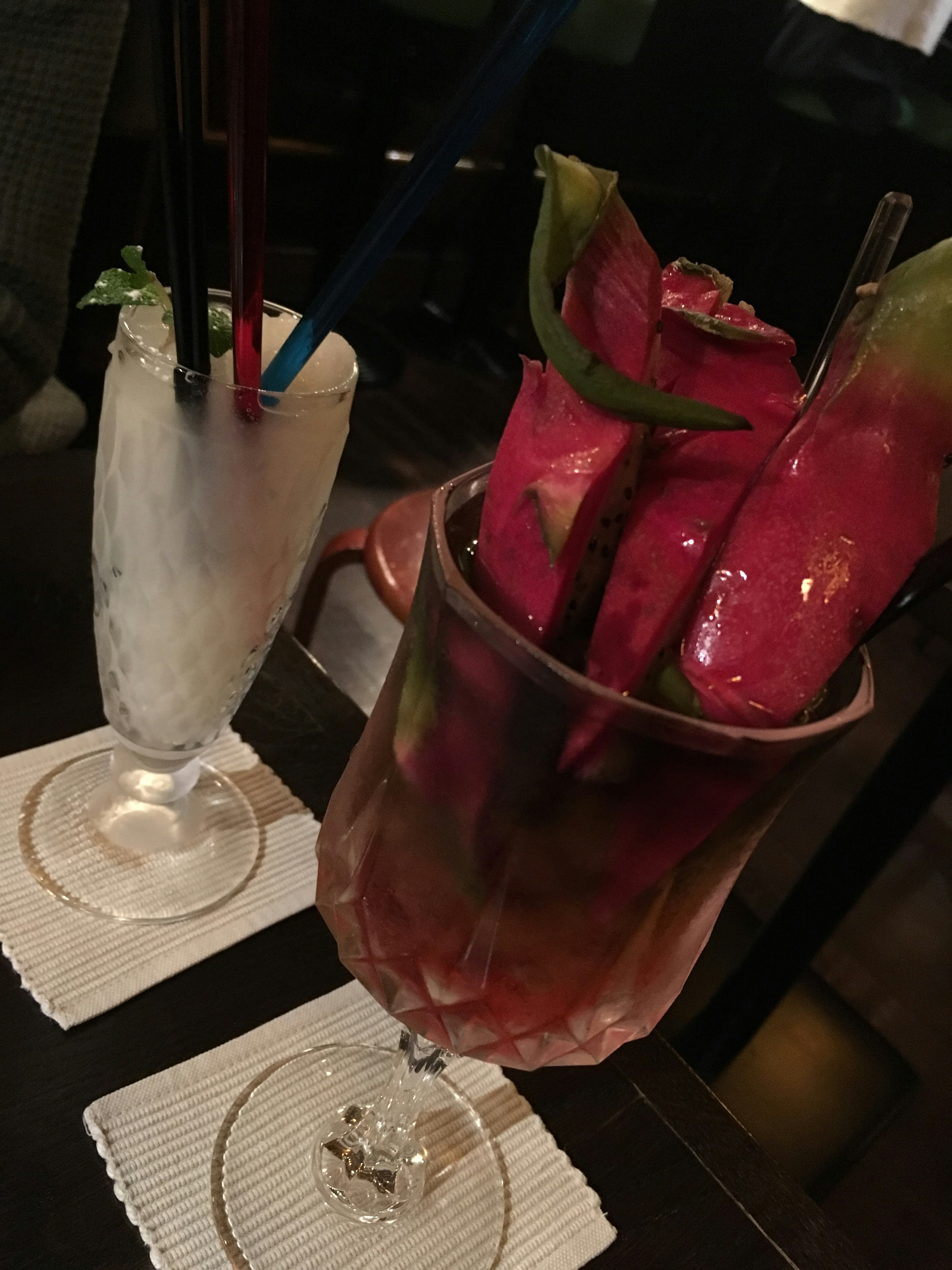 Cocktails colorés sur une table avec une boisson rose et une boisson blanche