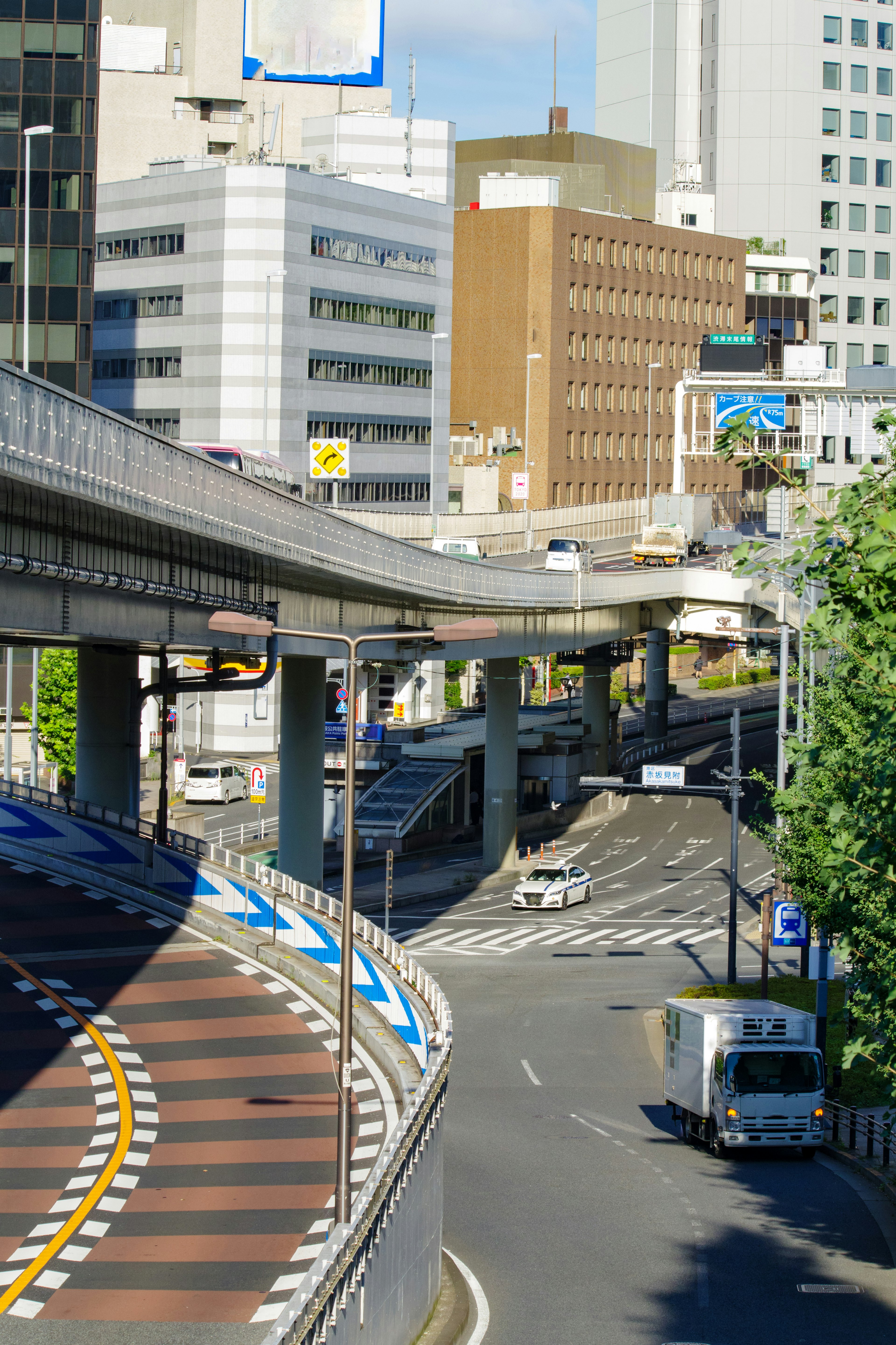 Vue d'une autoroute surélevée et d'un carrefour urbain