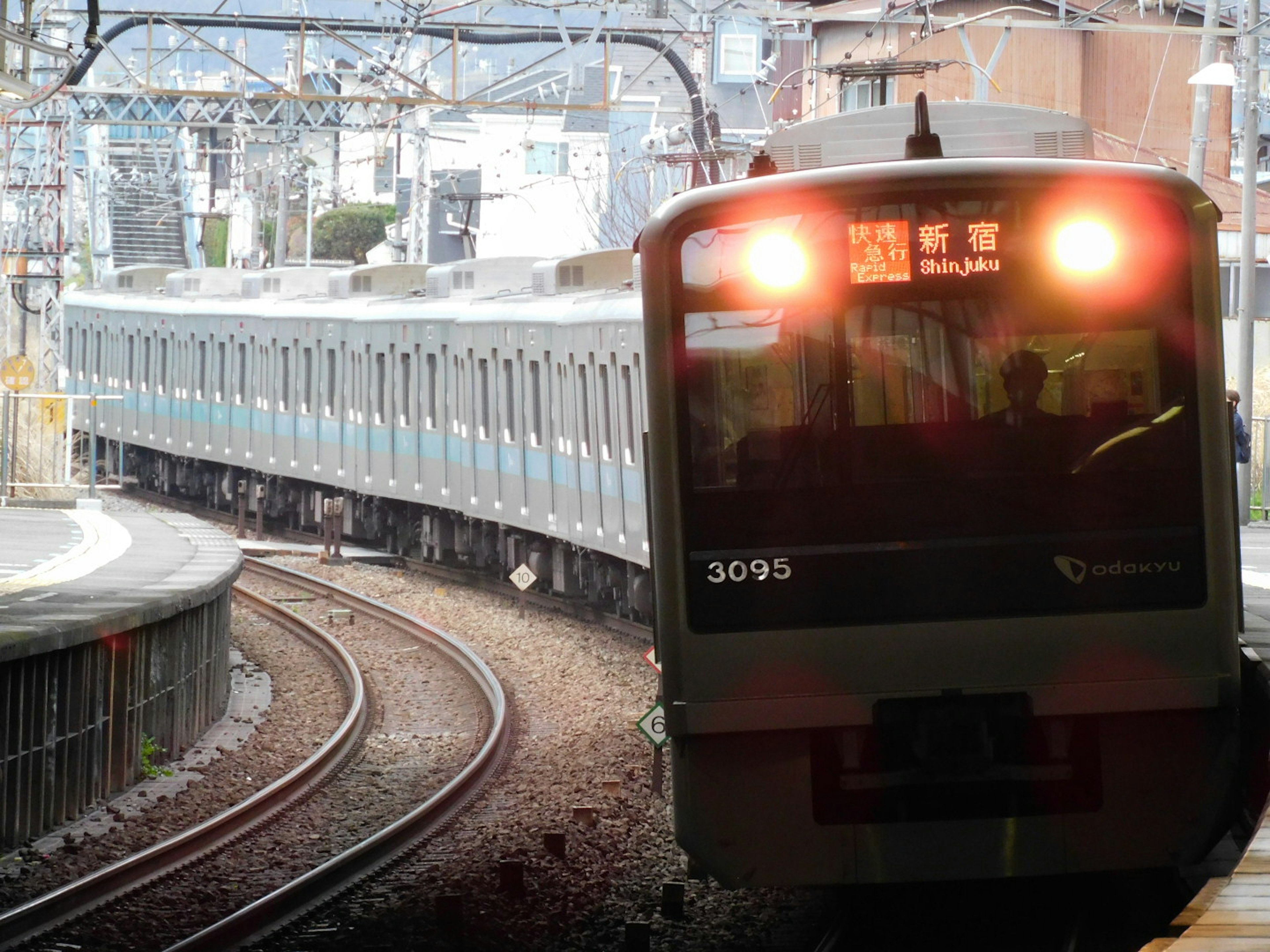 Train tournant un virage avec des voitures visibles