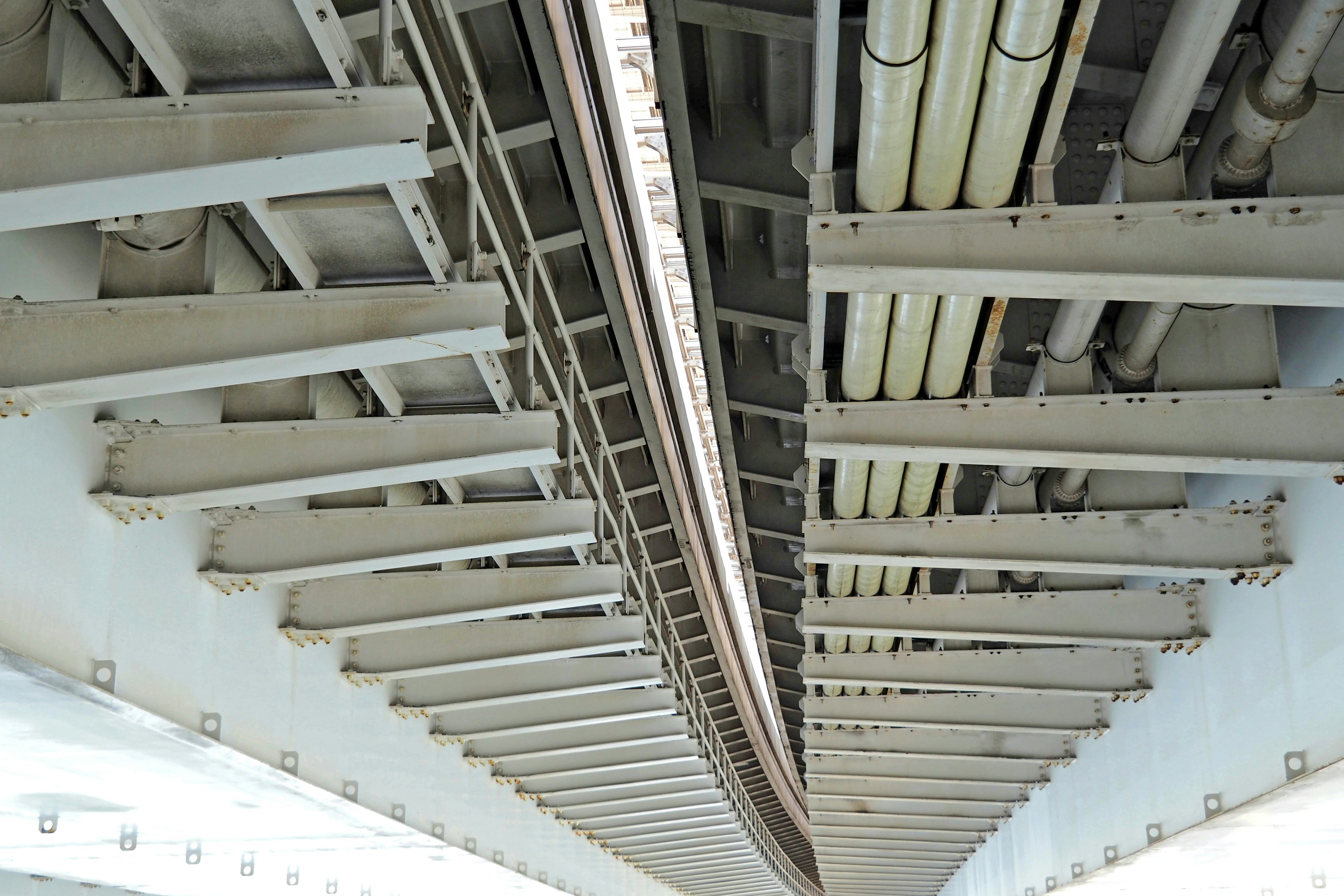 Vue détaillée de la structure d'un pont ferroviaire par en dessous