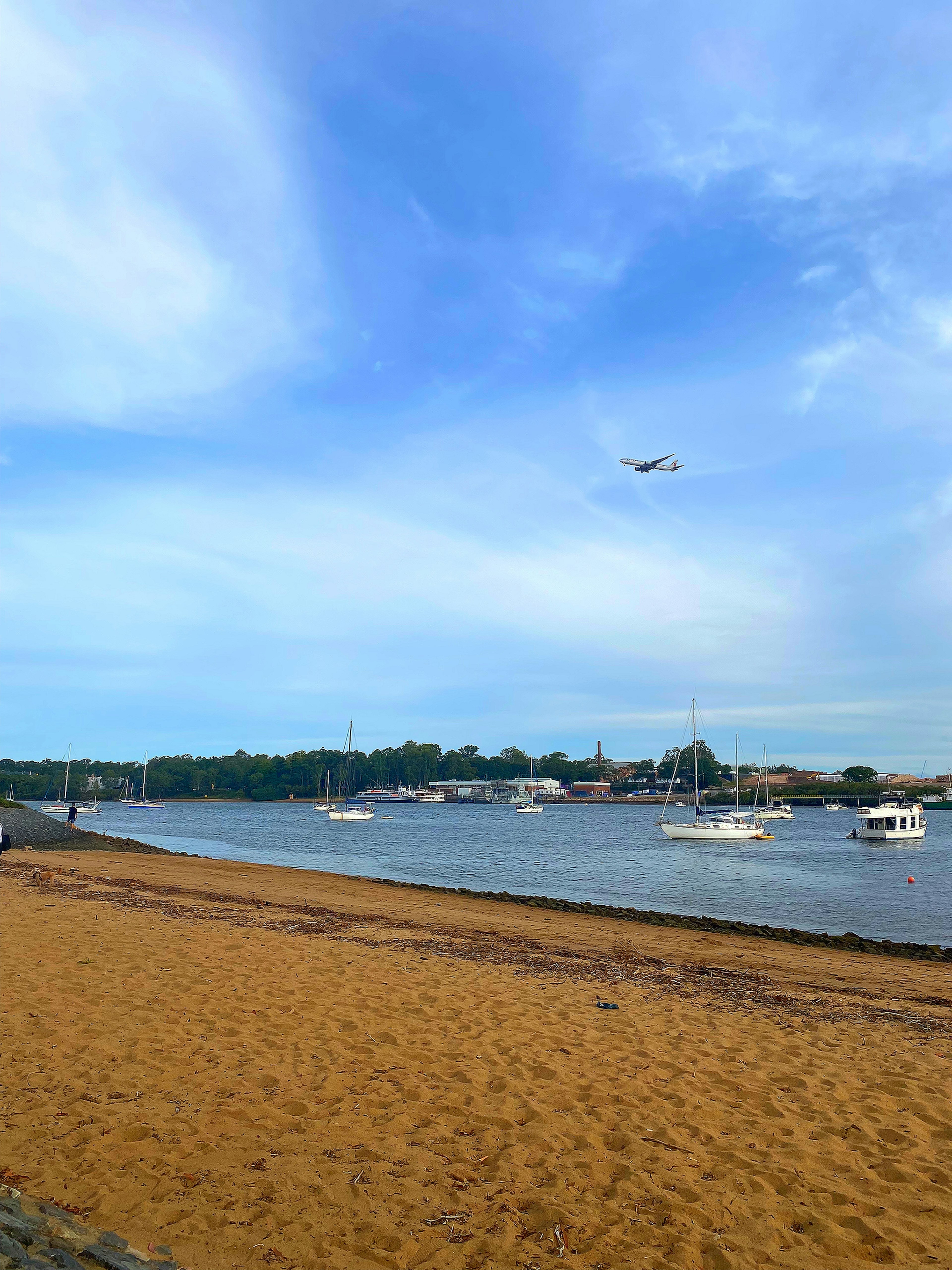 Pemandangan indah pantai berpasir dan perahu di sungai di bawah langit biru