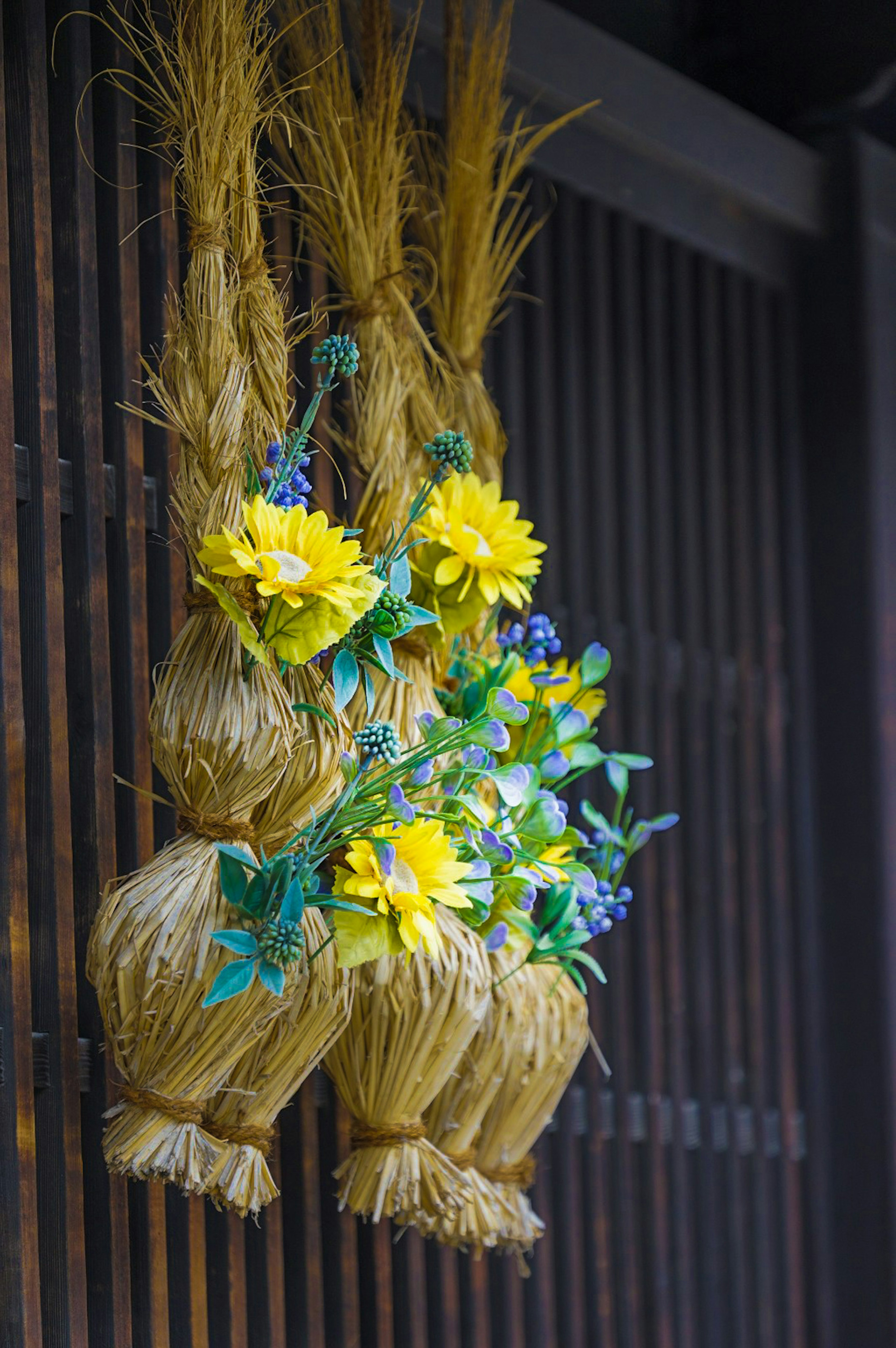 麦わらの束と黄色い花の装飾が施されたインテリア