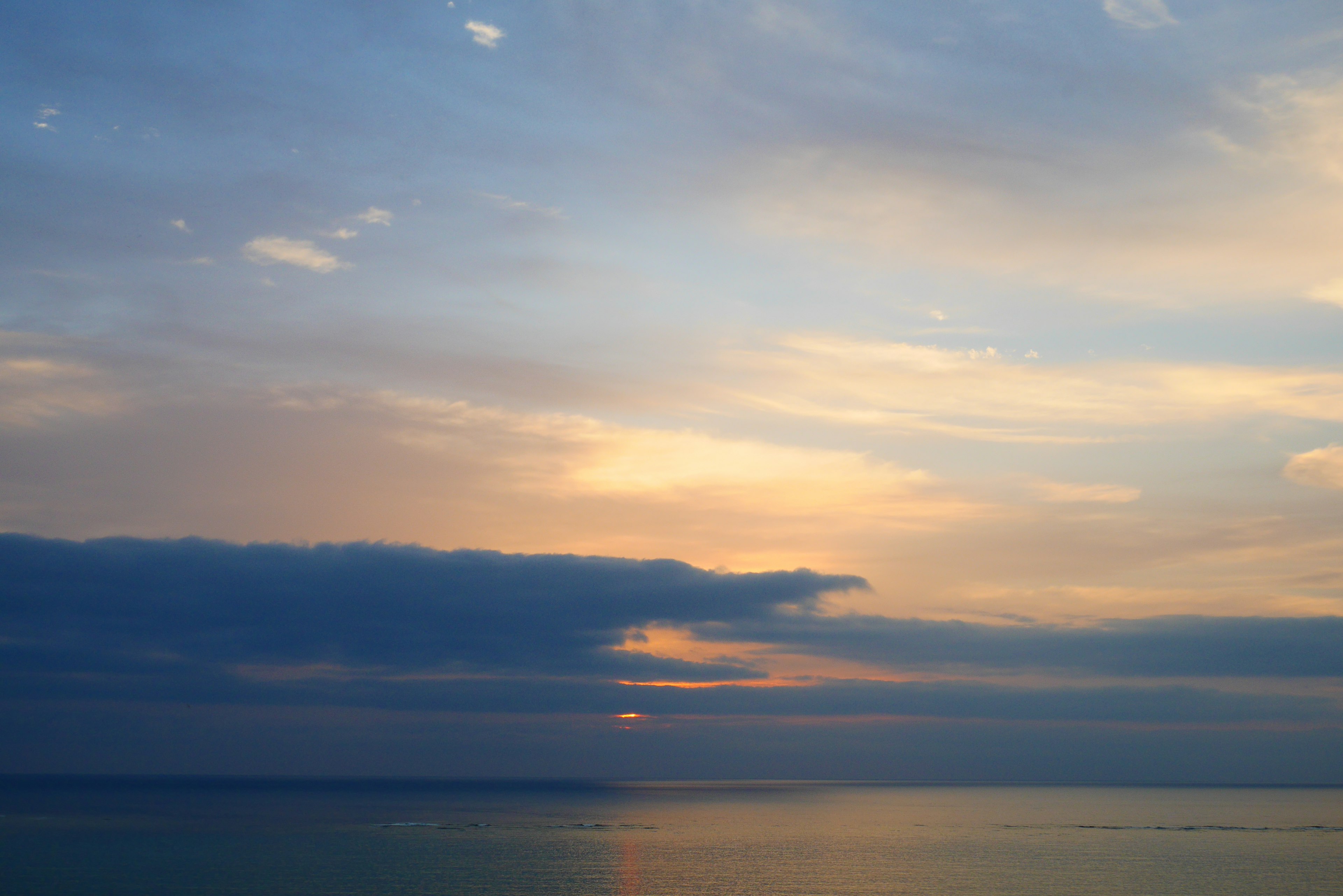 Hermoso paisaje de atardecer sobre el mar y el cielo