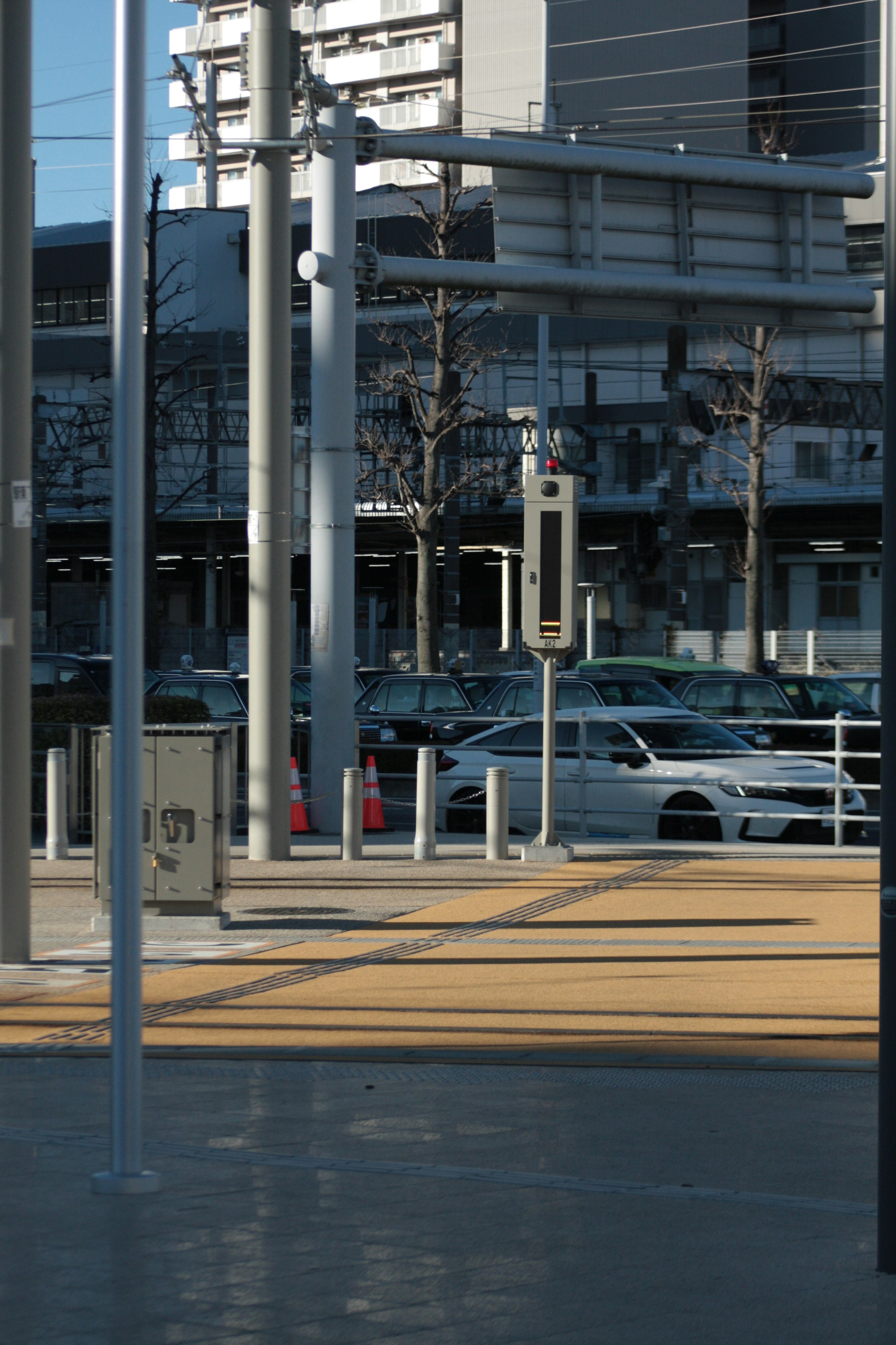 Paysage urbain montrant une vue de rue et un parking