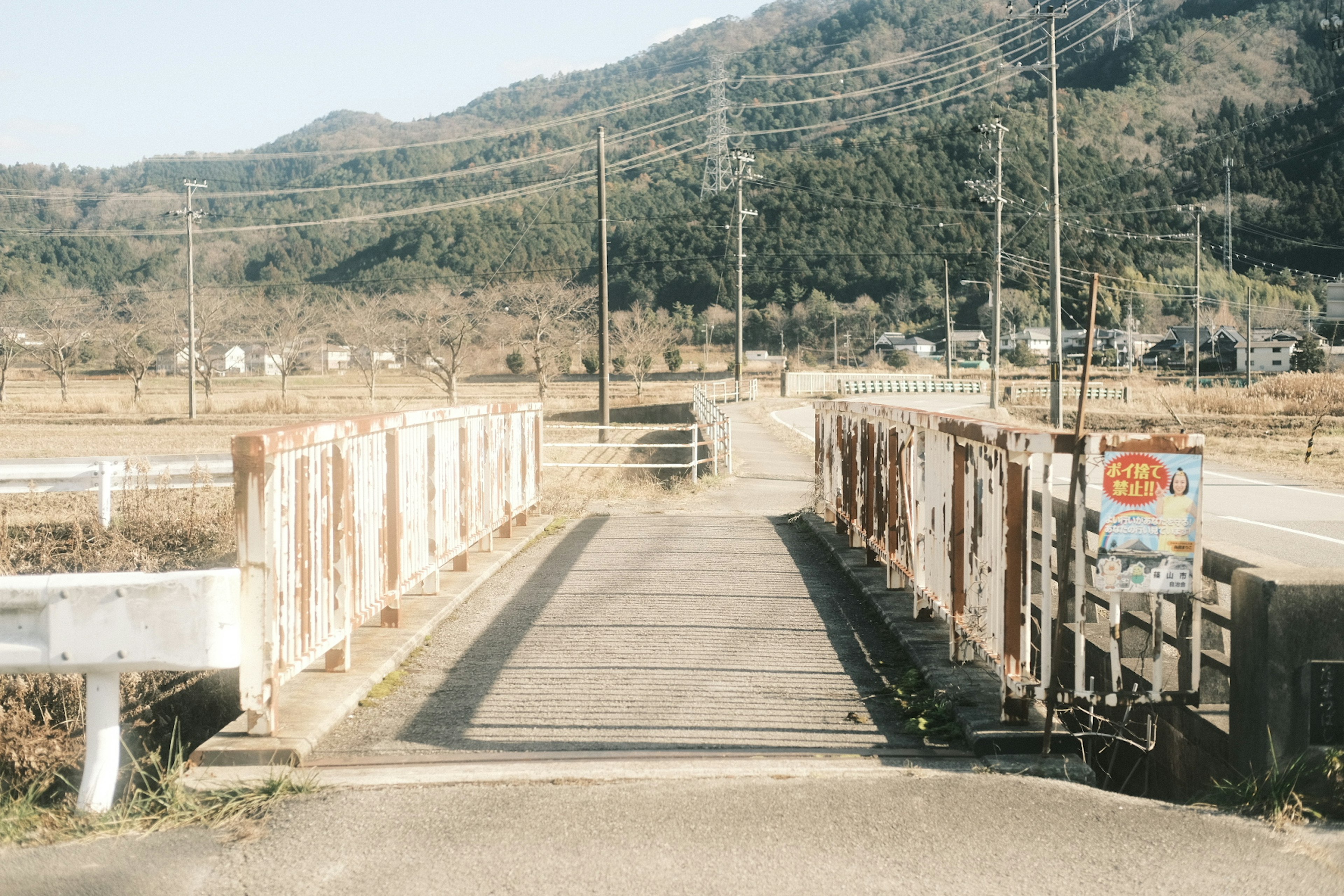 Alter Brücke mit umliegender ländlicher Landschaft