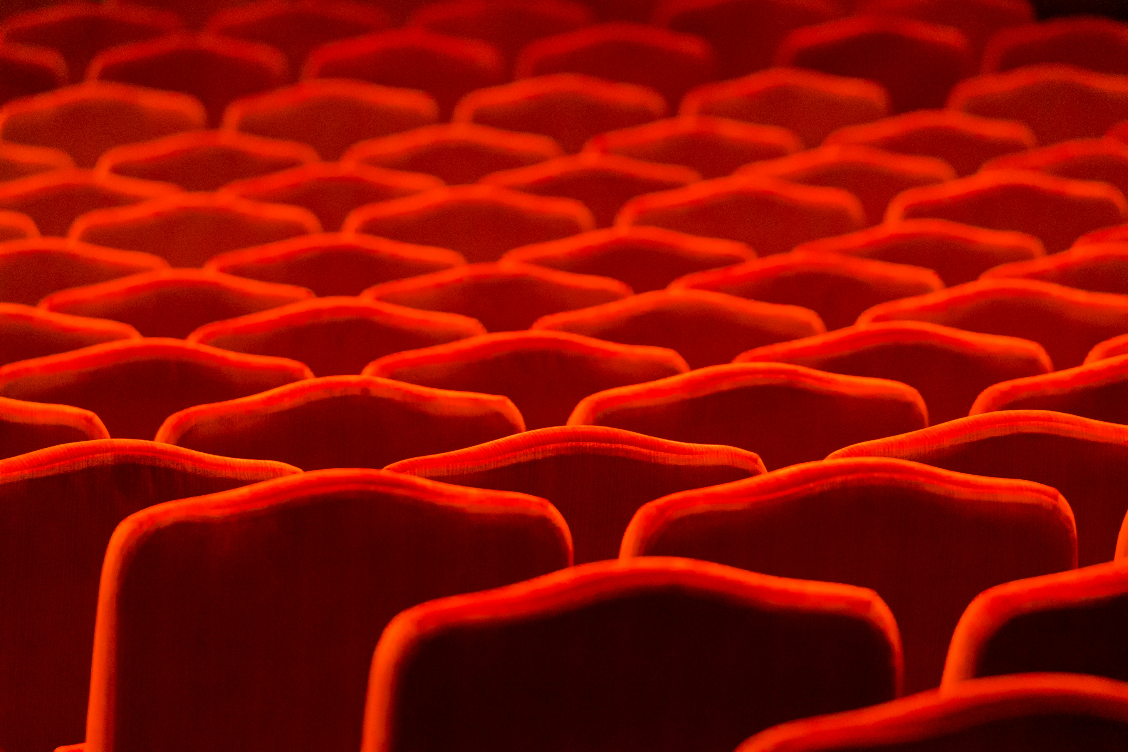 Interior de un teatro con asientos rojos ordenados