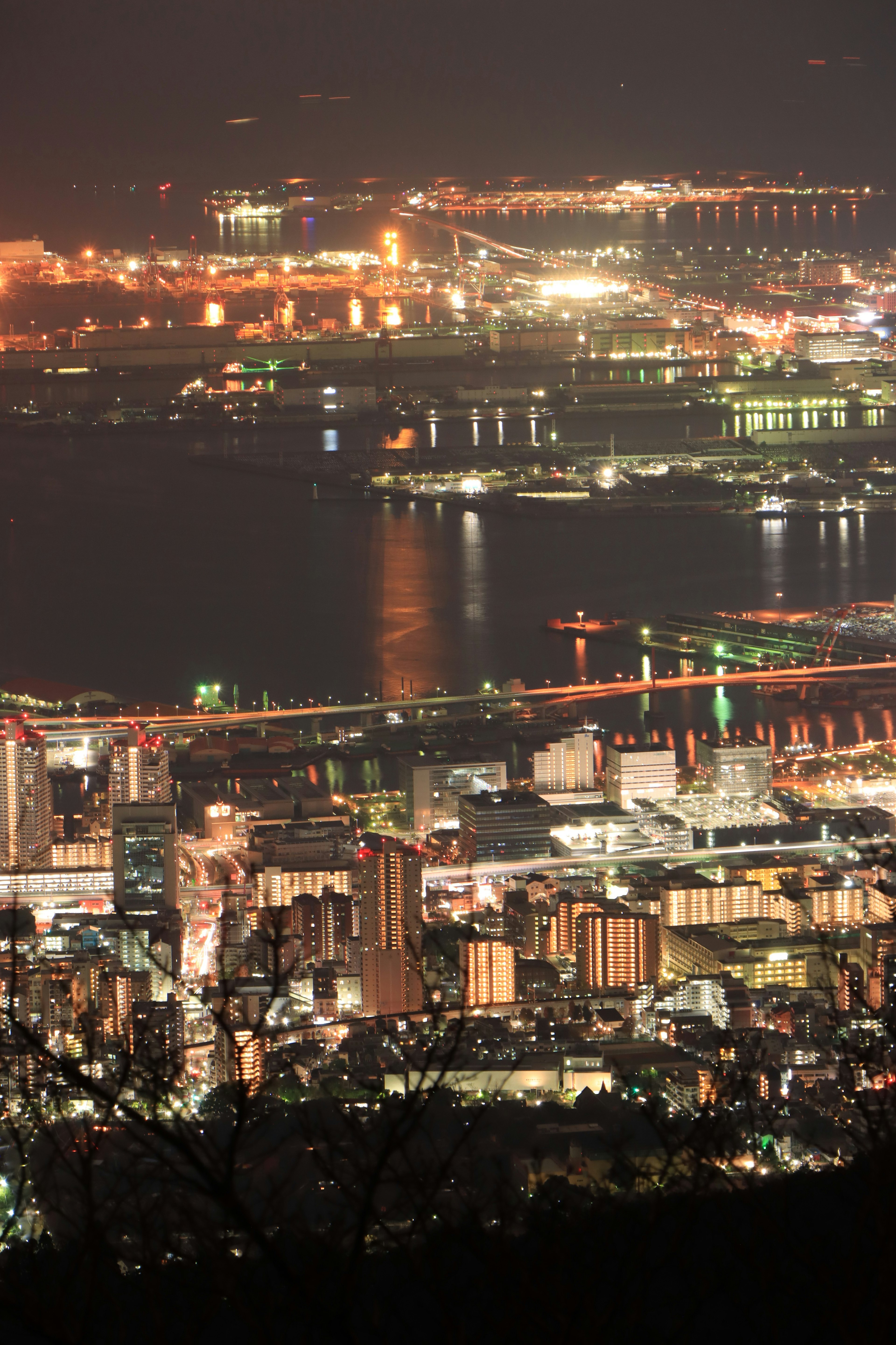 夜景の港町の風景明るい街灯と水面の反射