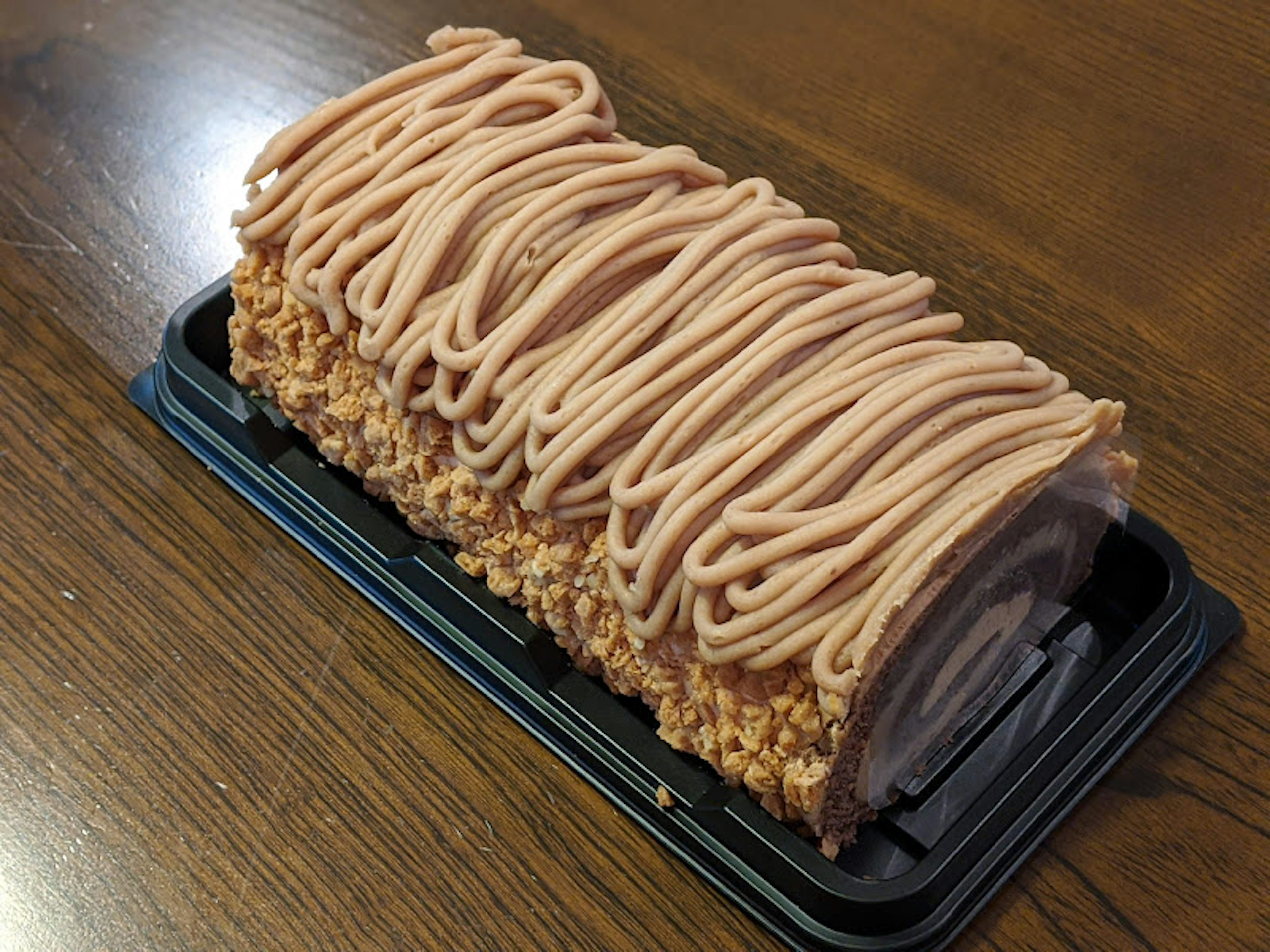 Torta in stile Mont Blanc su un vassoio nero