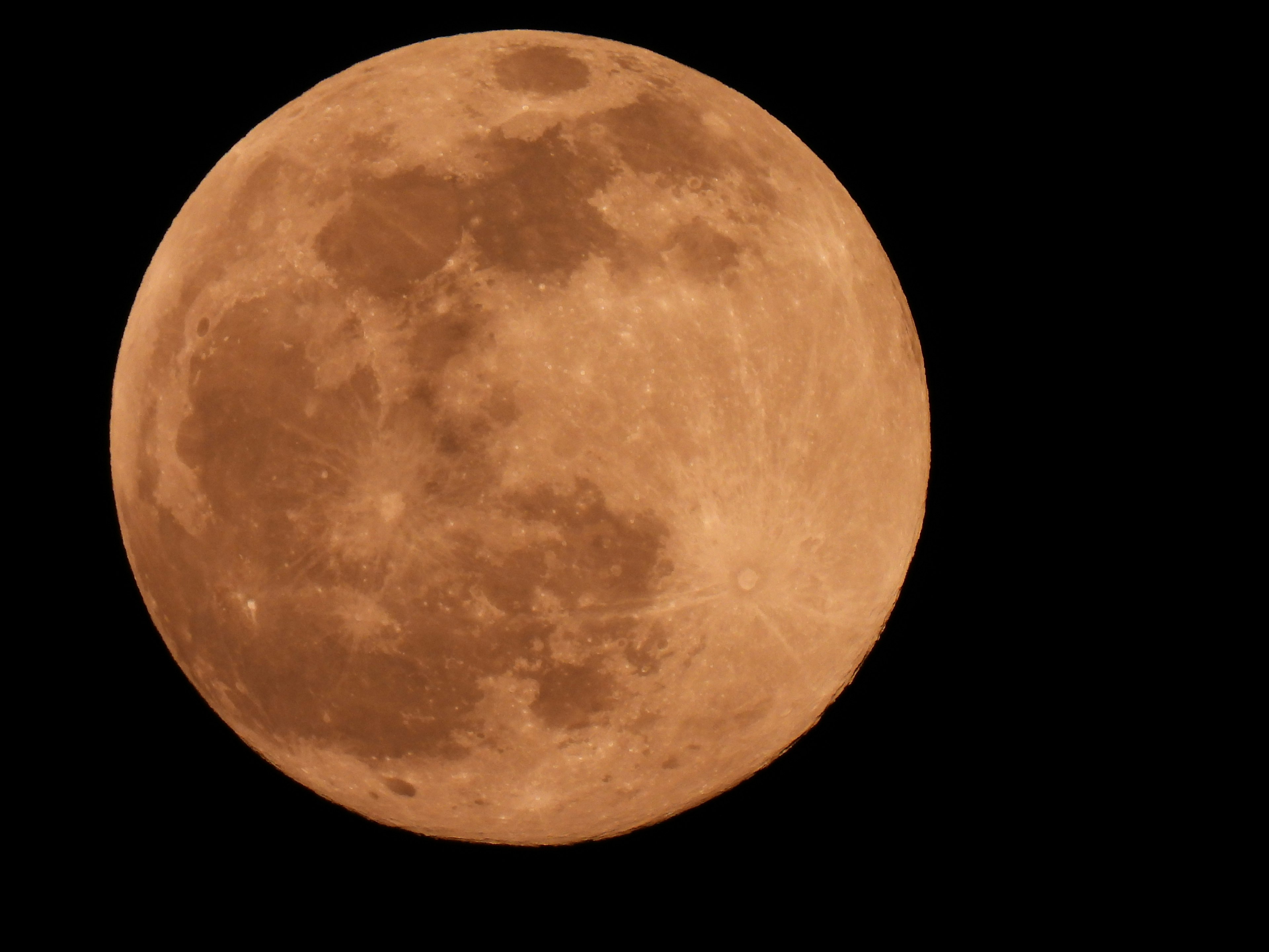 Orange Mond leuchtet vor einem dunklen Hintergrund