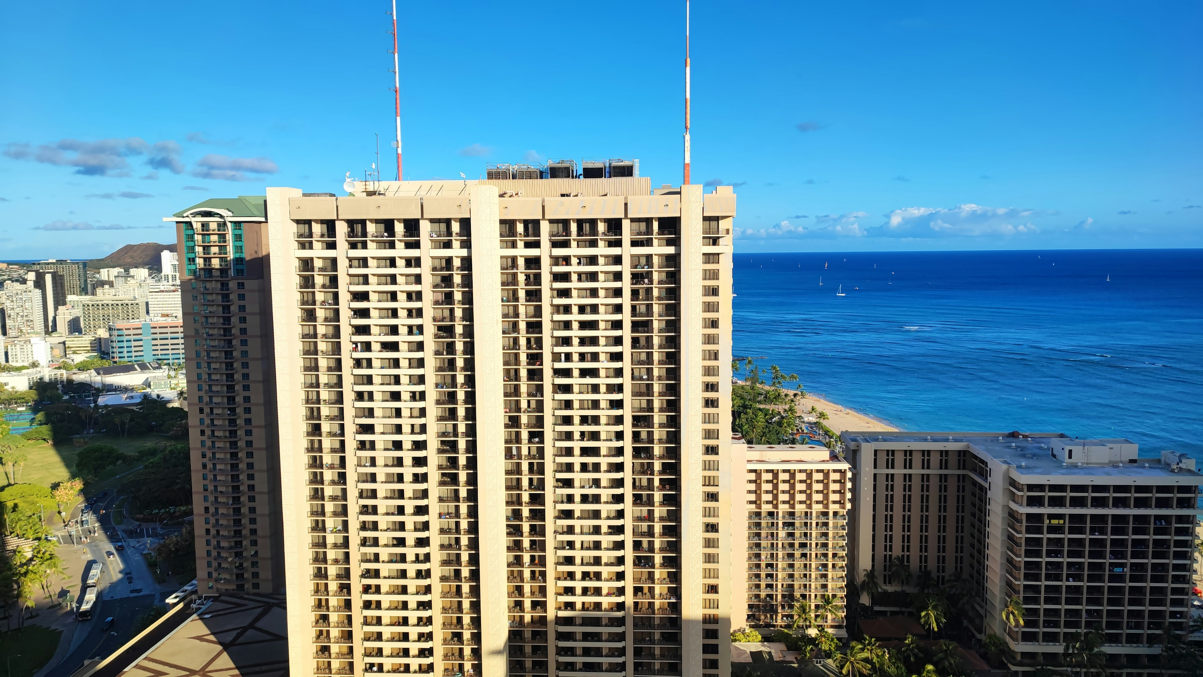 Gratte-ciel surplombant l'océan à Honolulu