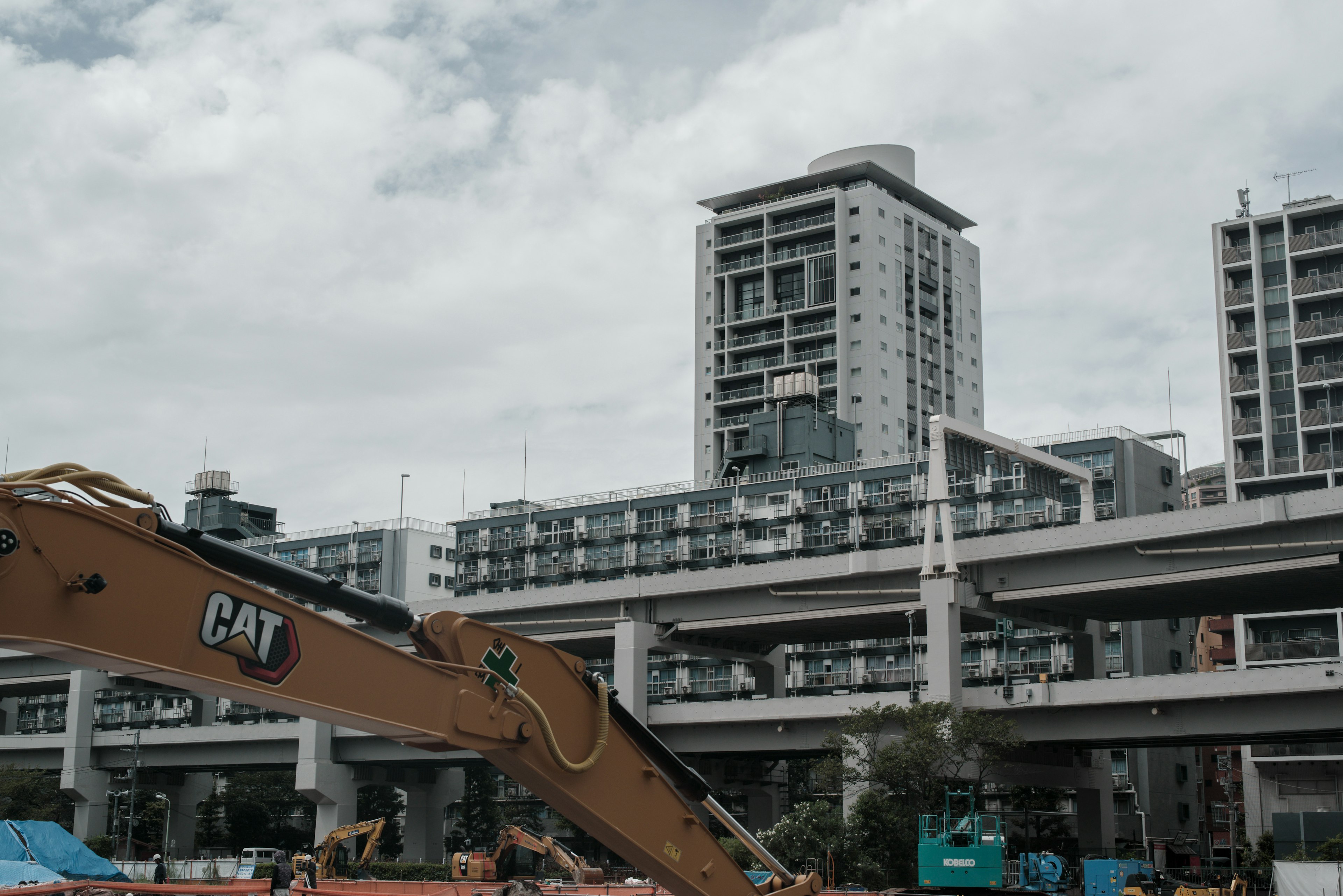 建築工地，帶有起重機和高樓大廈