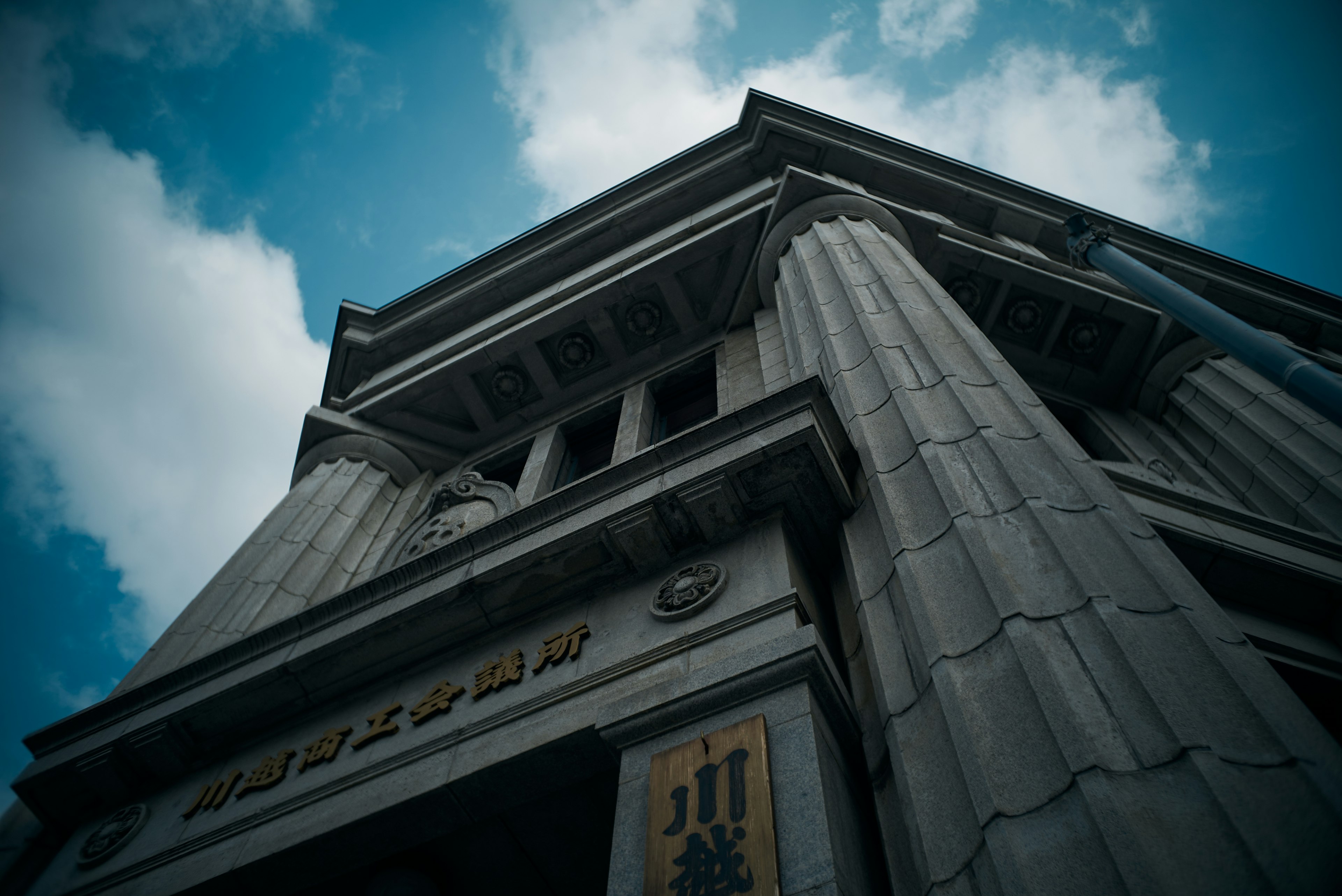 Foto di un edificio con colonne e cielo blu scattata da un'angolazione bassa