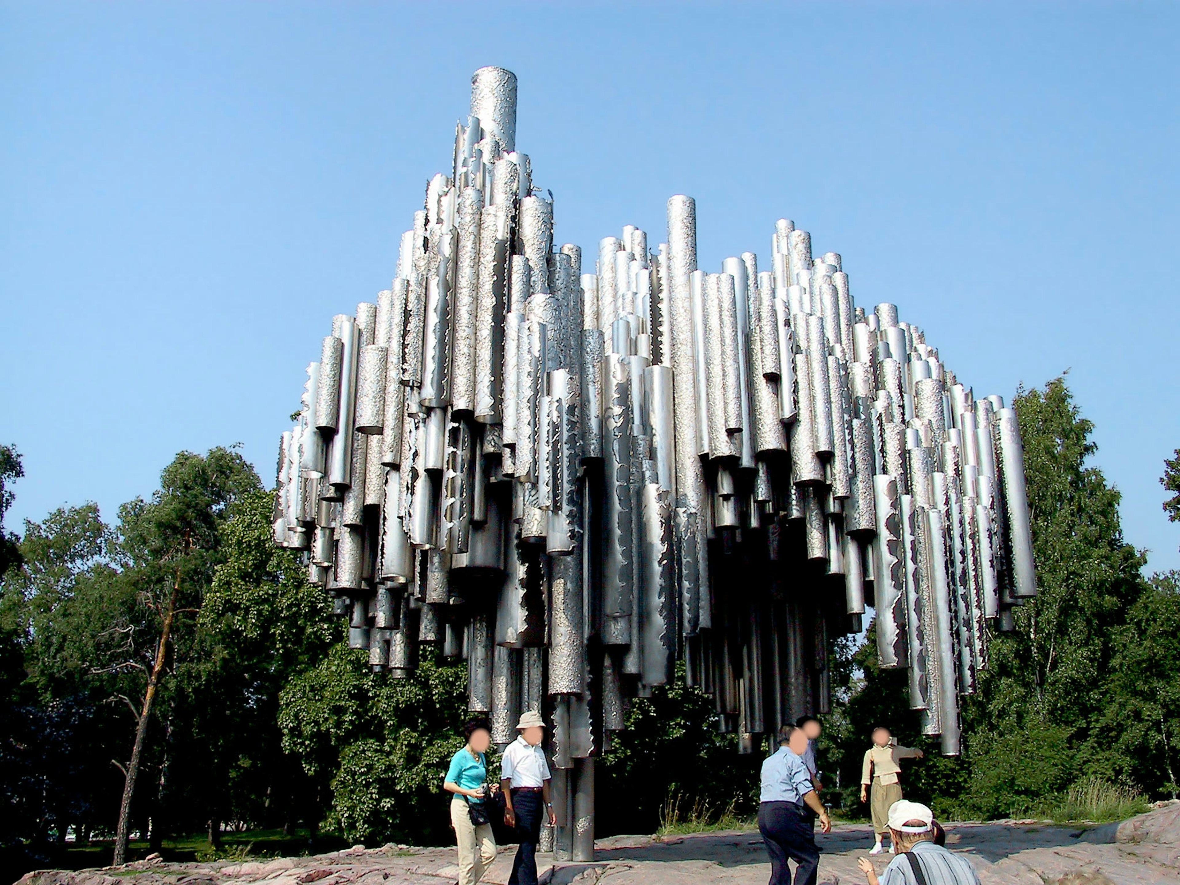 Monumento a Sibelius con struttura di tubi metallici circondata da vegetazione