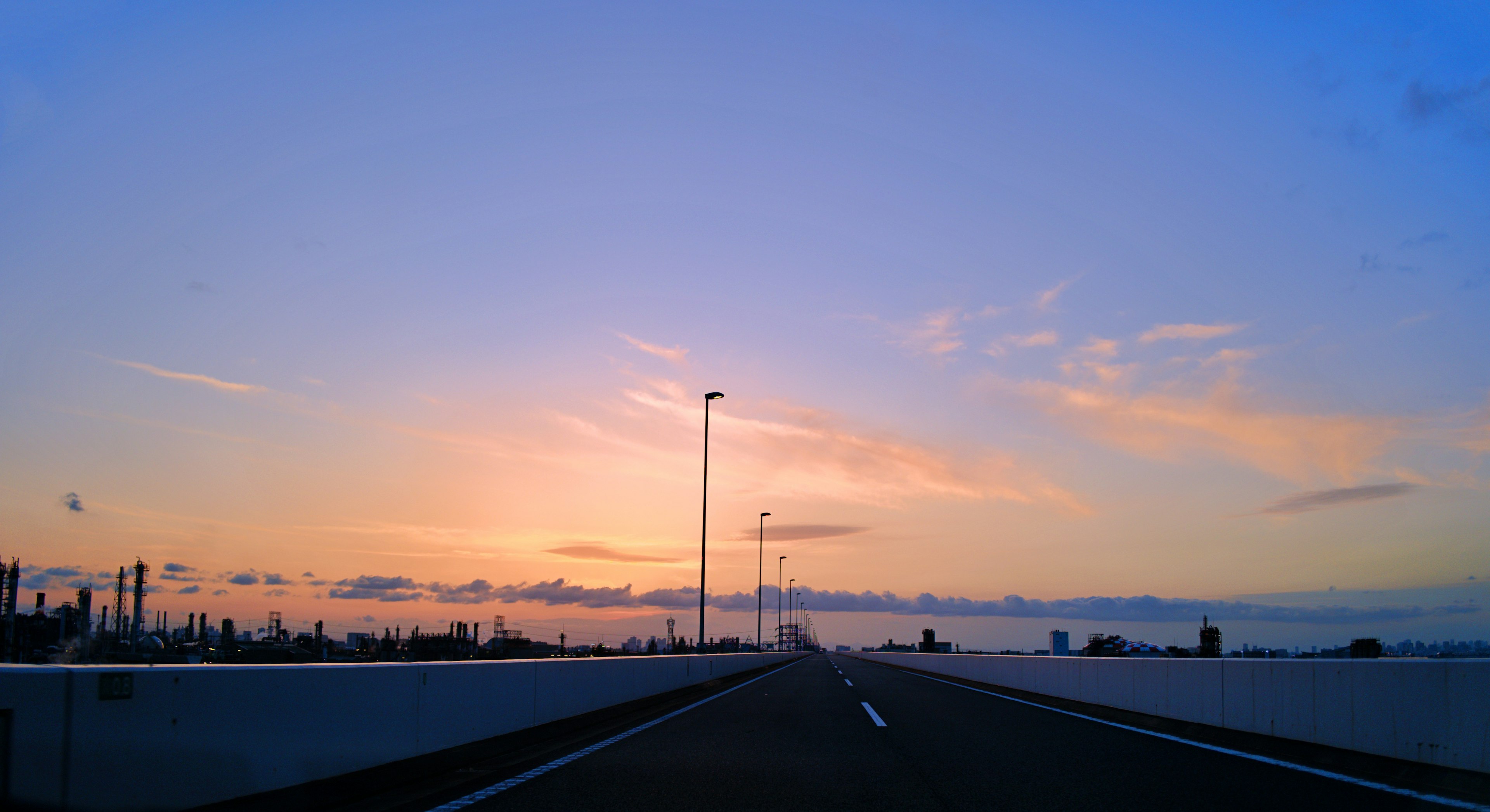 夕陽下的天空與延伸的道路的風景