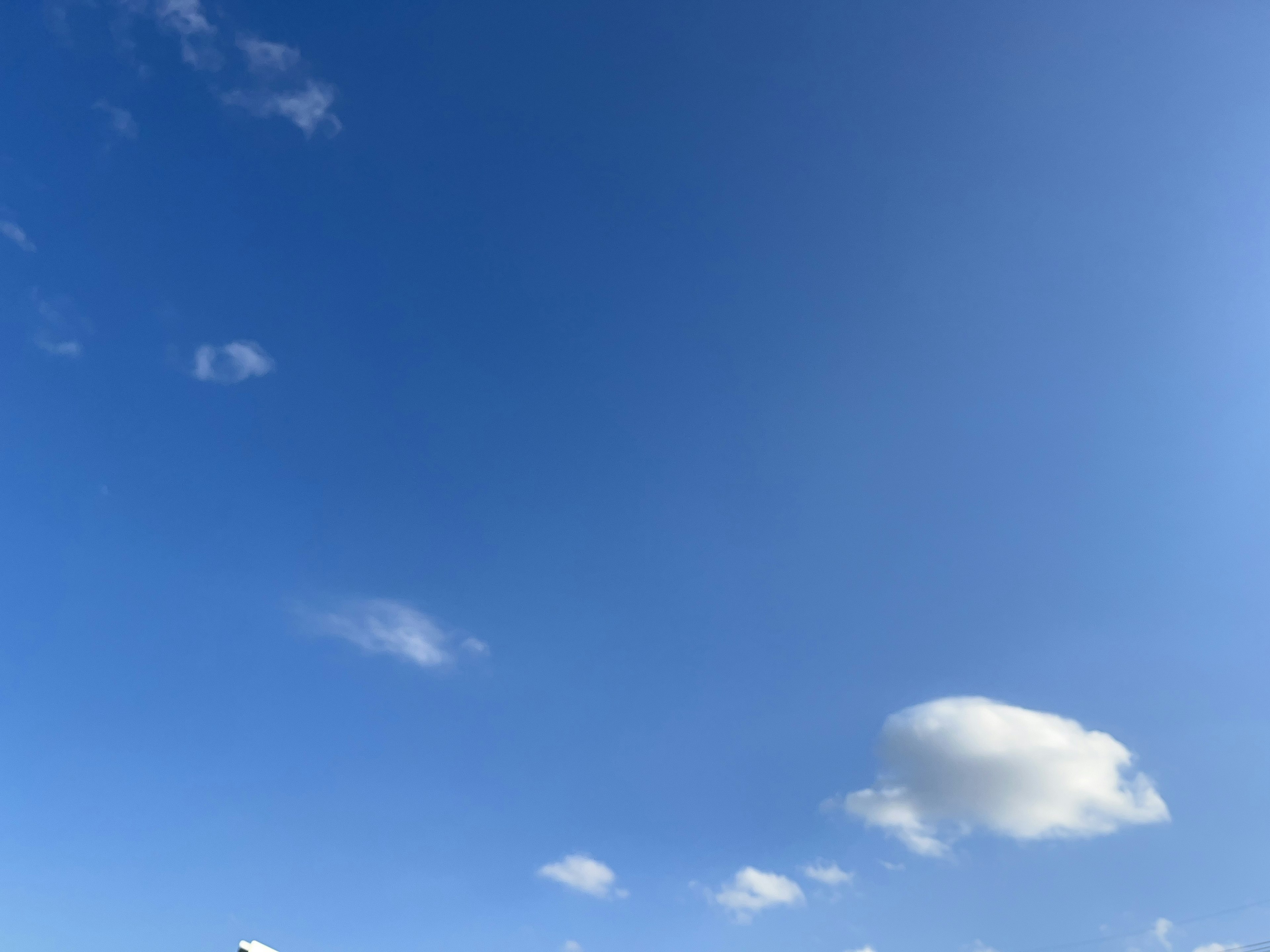 Langit biru cerah dengan awan putih yang tersebar