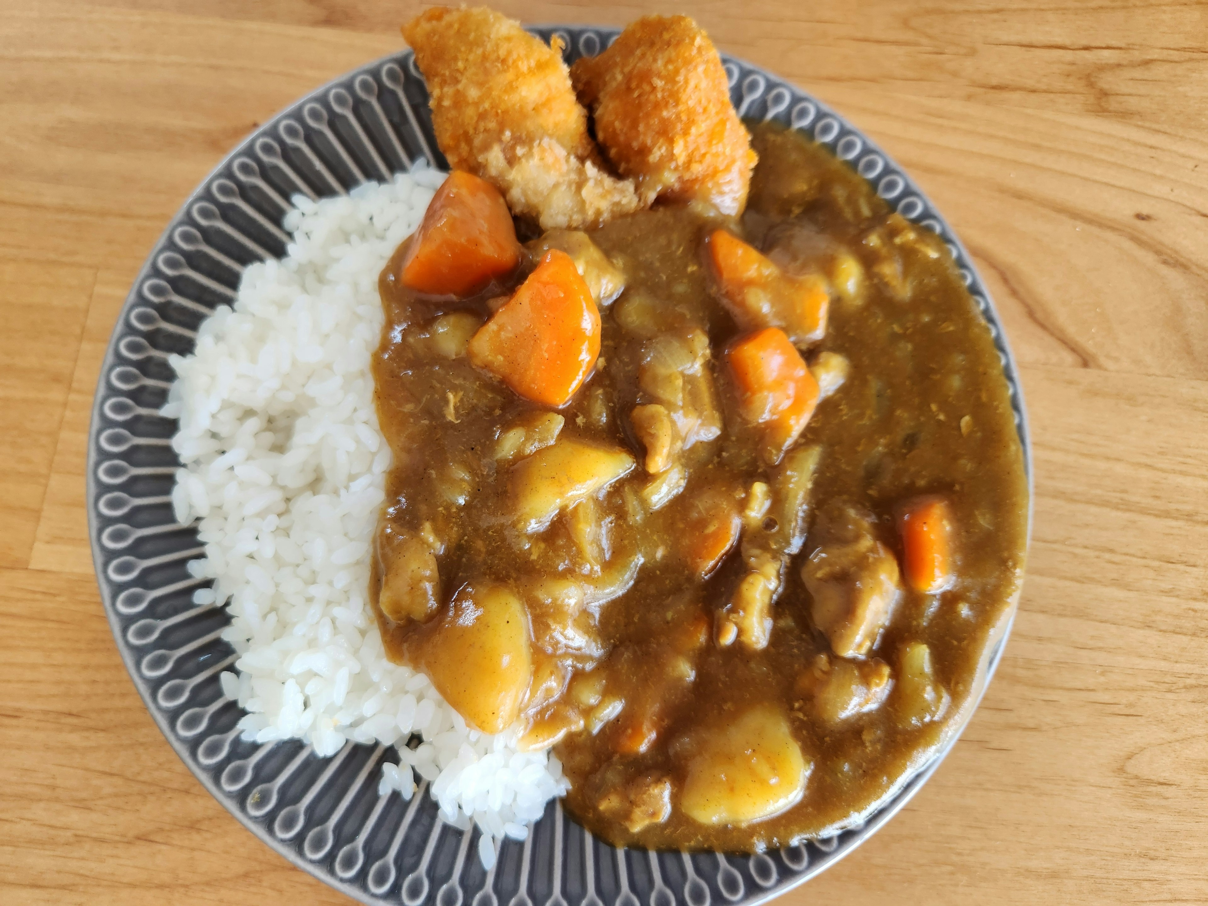 Un plato de curry con verduras servido sobre arroz blanco