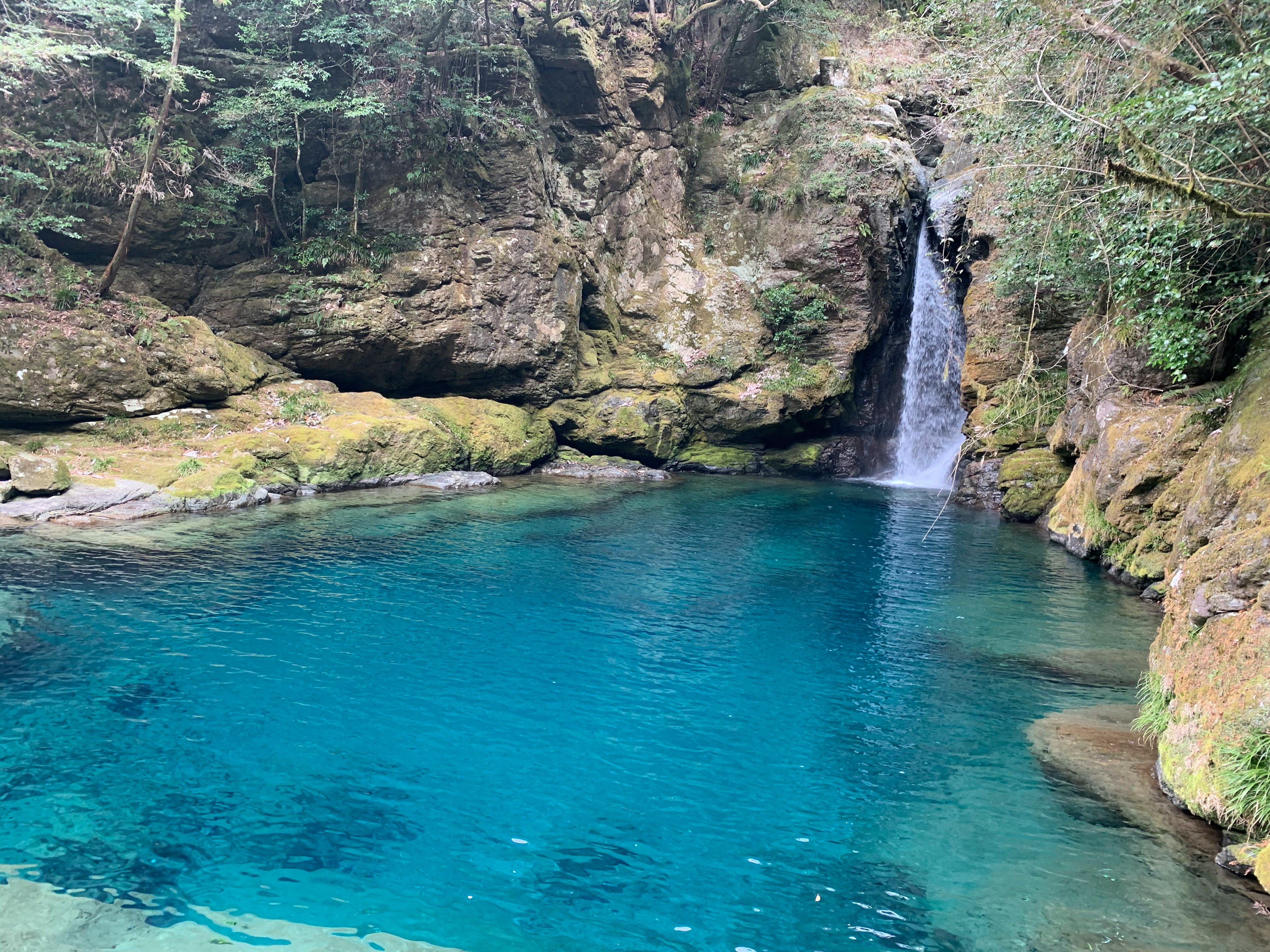 青い水と滝がある美しい自然の景色