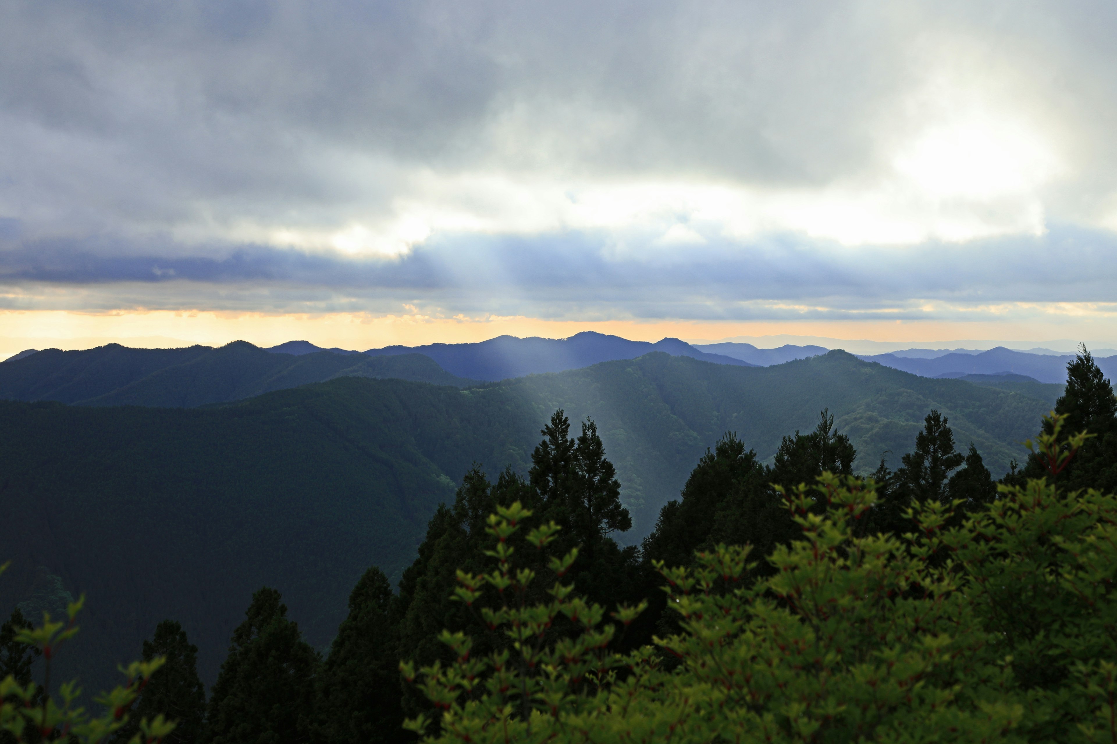 山脈的景色，雲彩和陽光