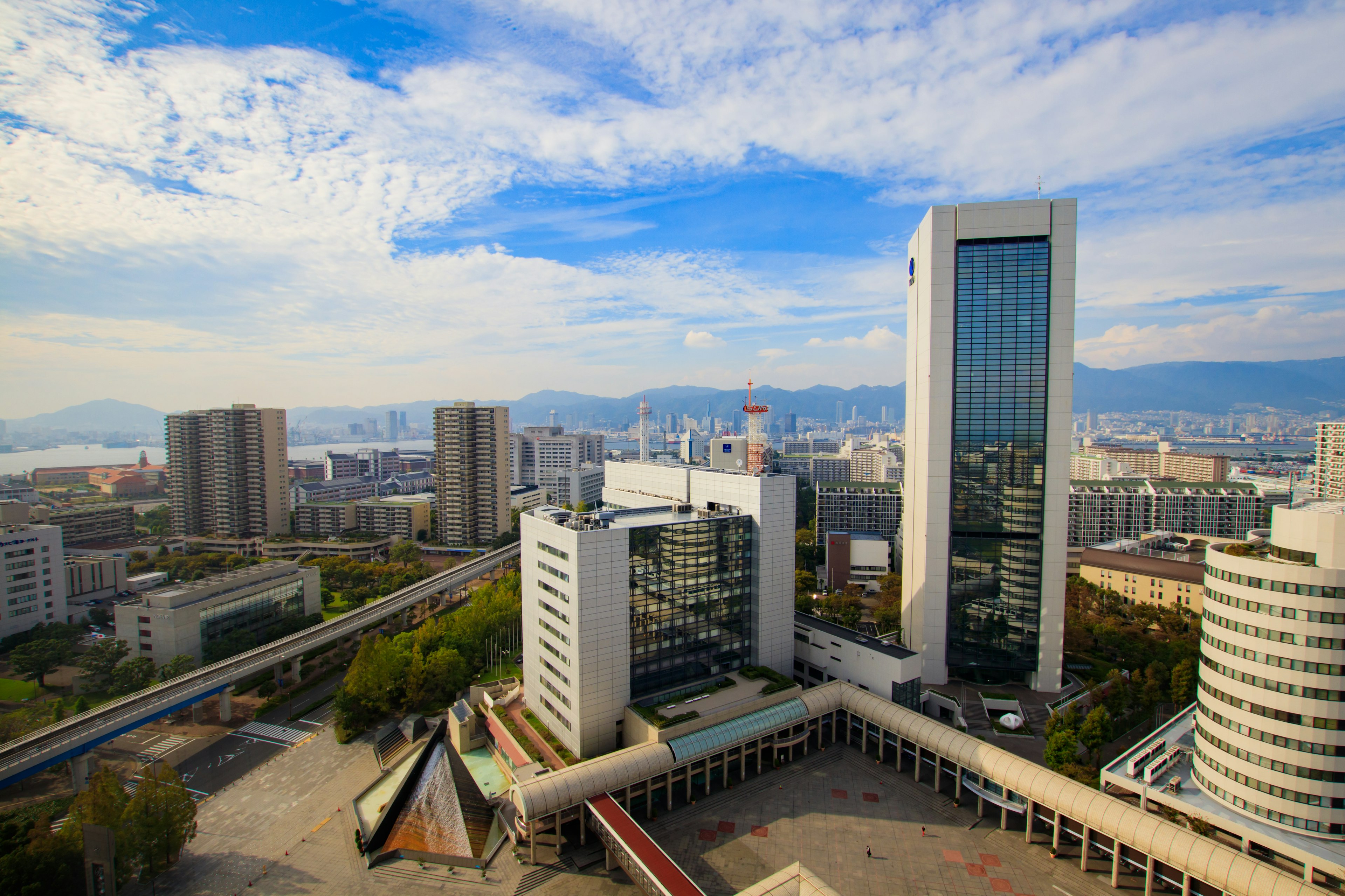 城市天際線包含高樓和藍天