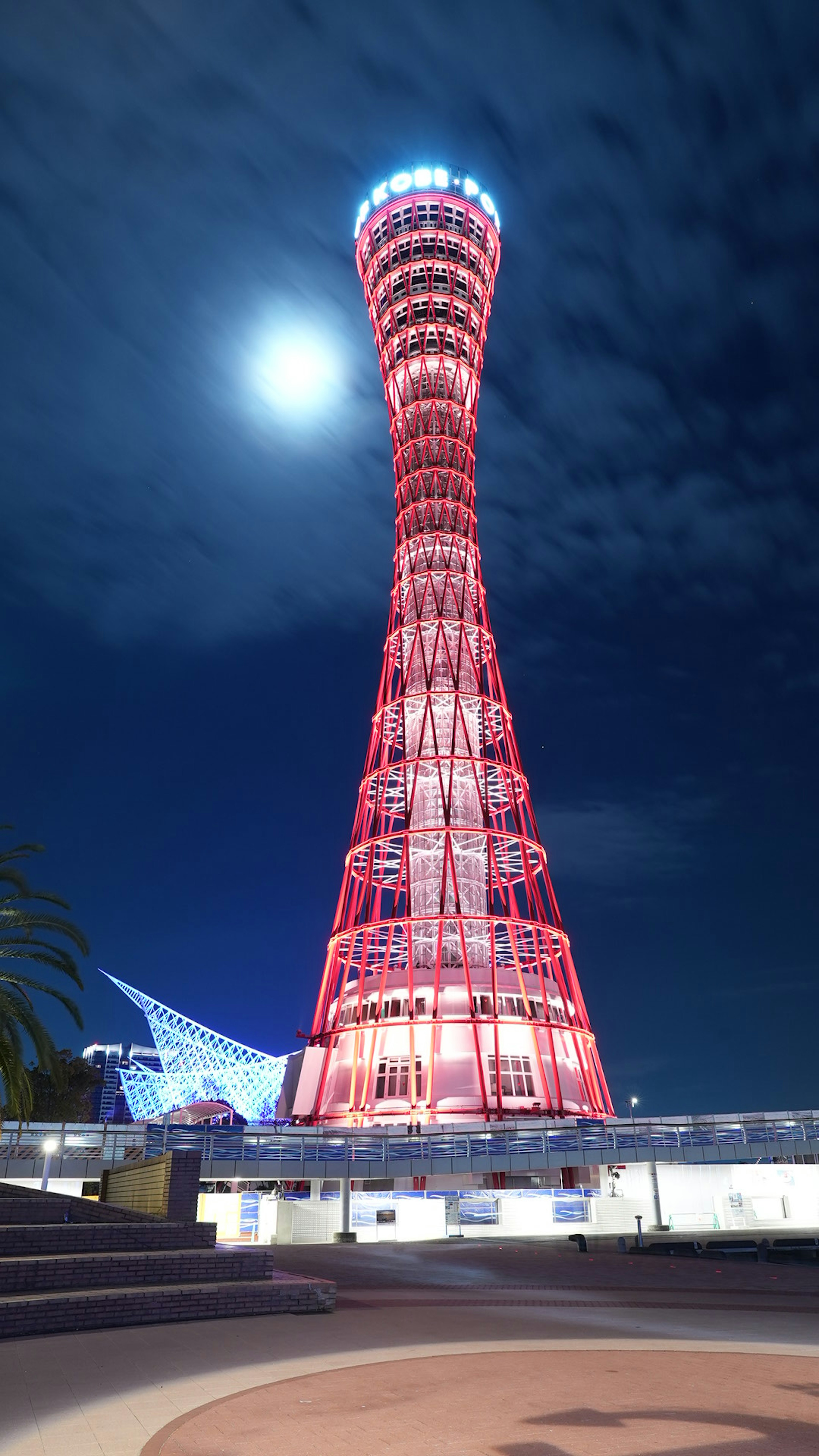 Torre del puerto de Kobe iluminada por la noche con una luna azul