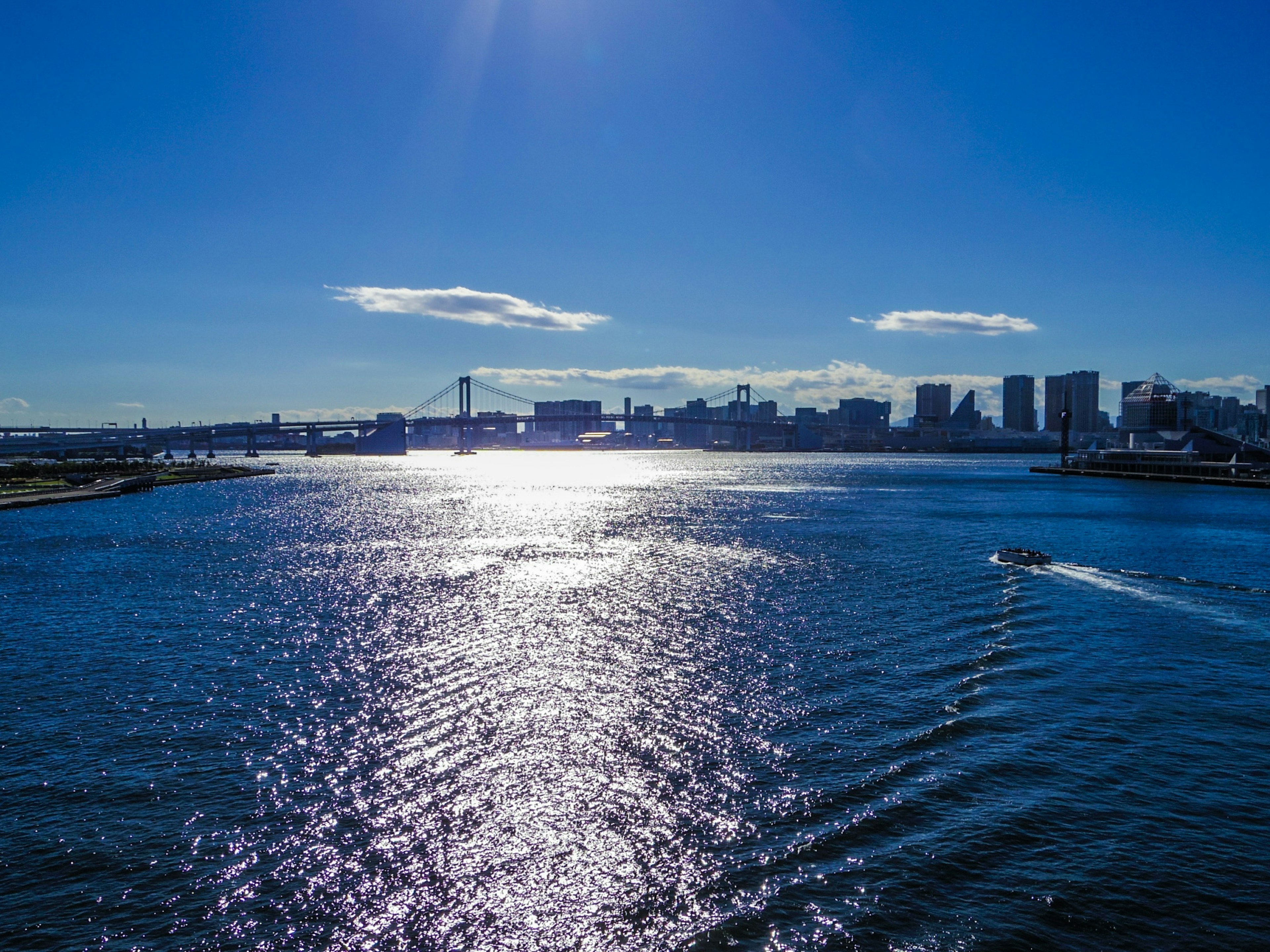 Fiume scintillante sotto un cielo blu con skyline urbano