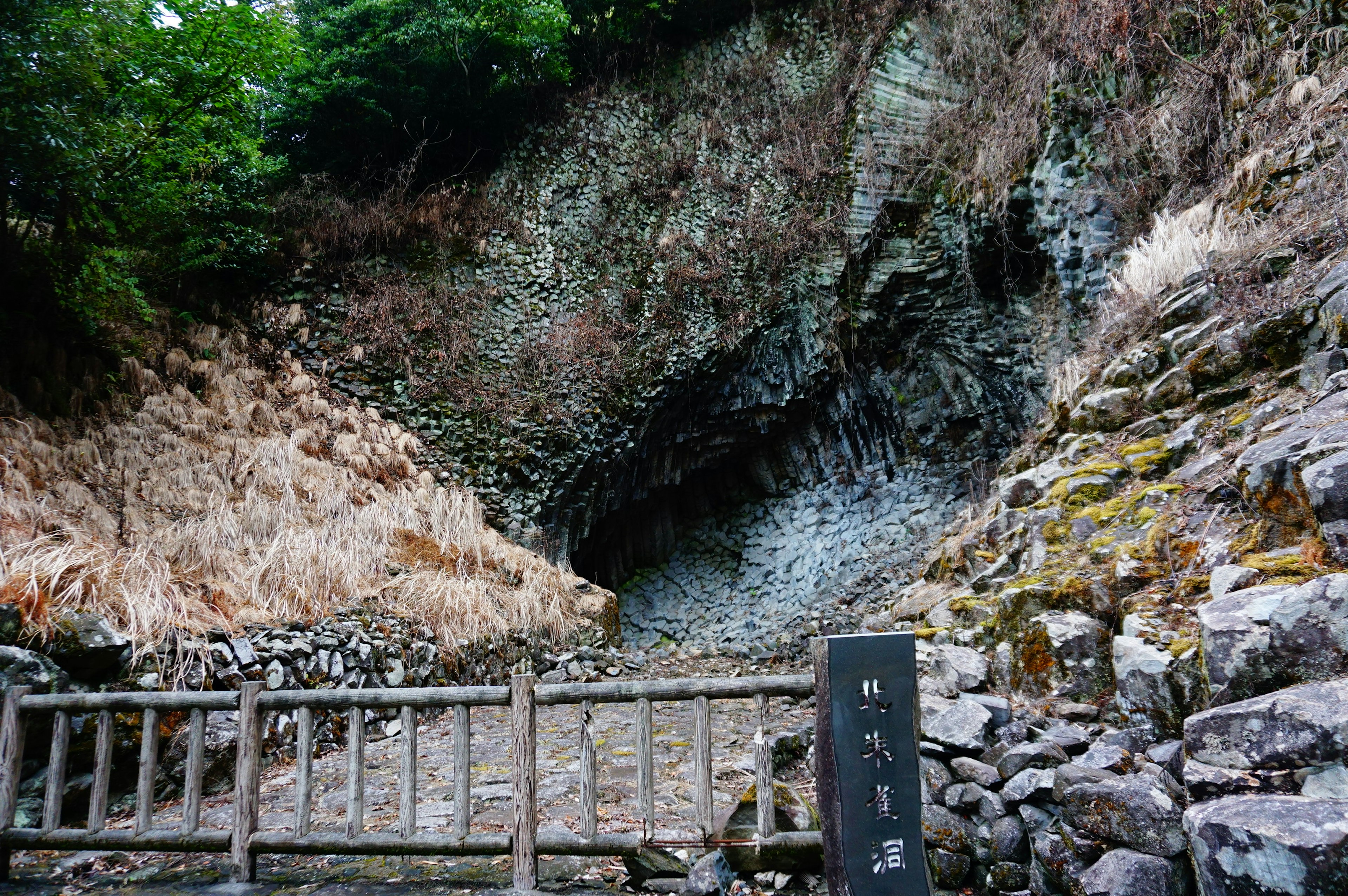 岩の崖と草の生えた地面が見える自然の景色