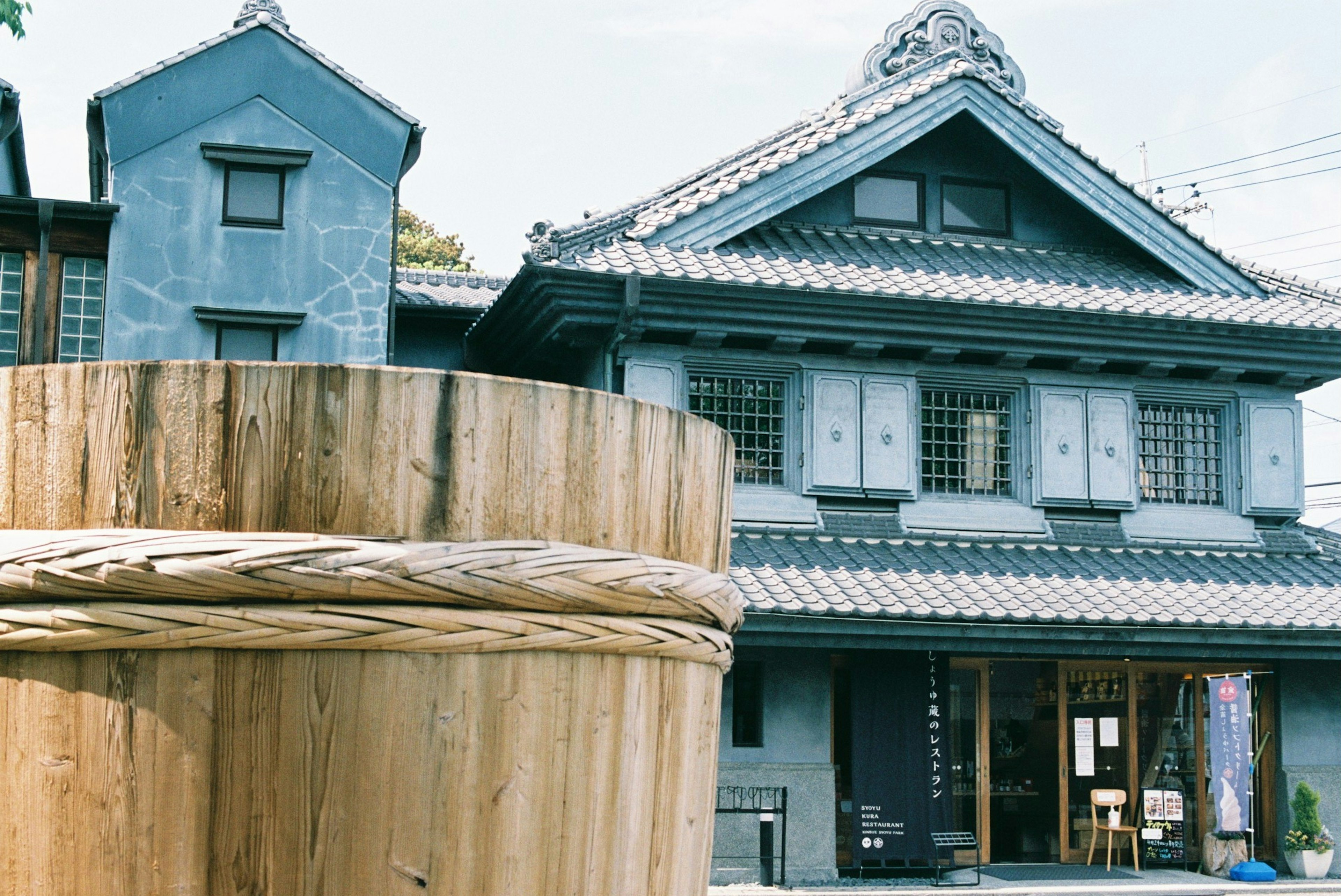 伝統的な日本の建物と木製の大きな樽