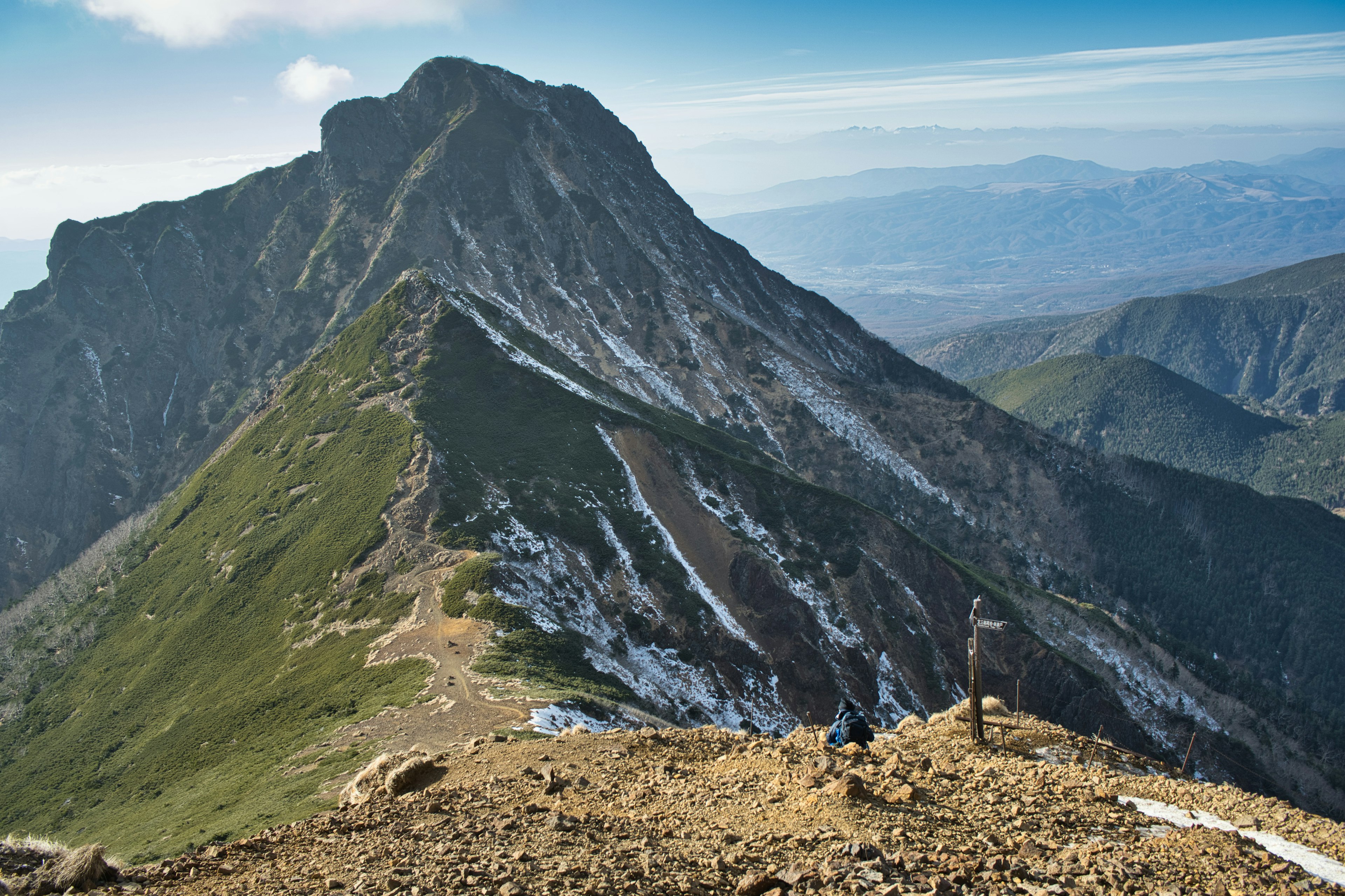 山頂壯麗的景色，雄偉的山峰和綠色的坡度