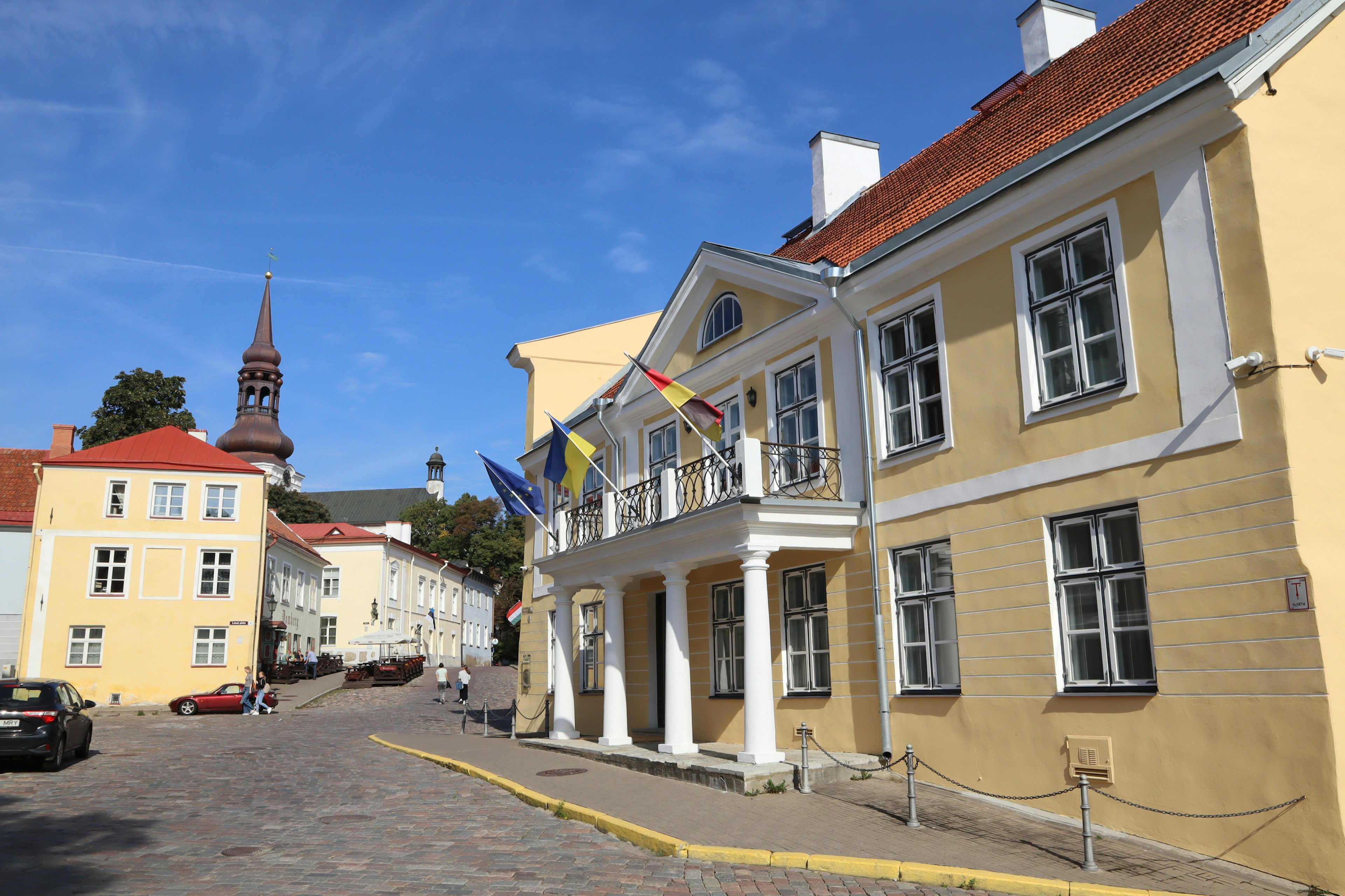 Exterior de un edificio histórico en Tallin Estonia con paredes amarillas y columnas blancas