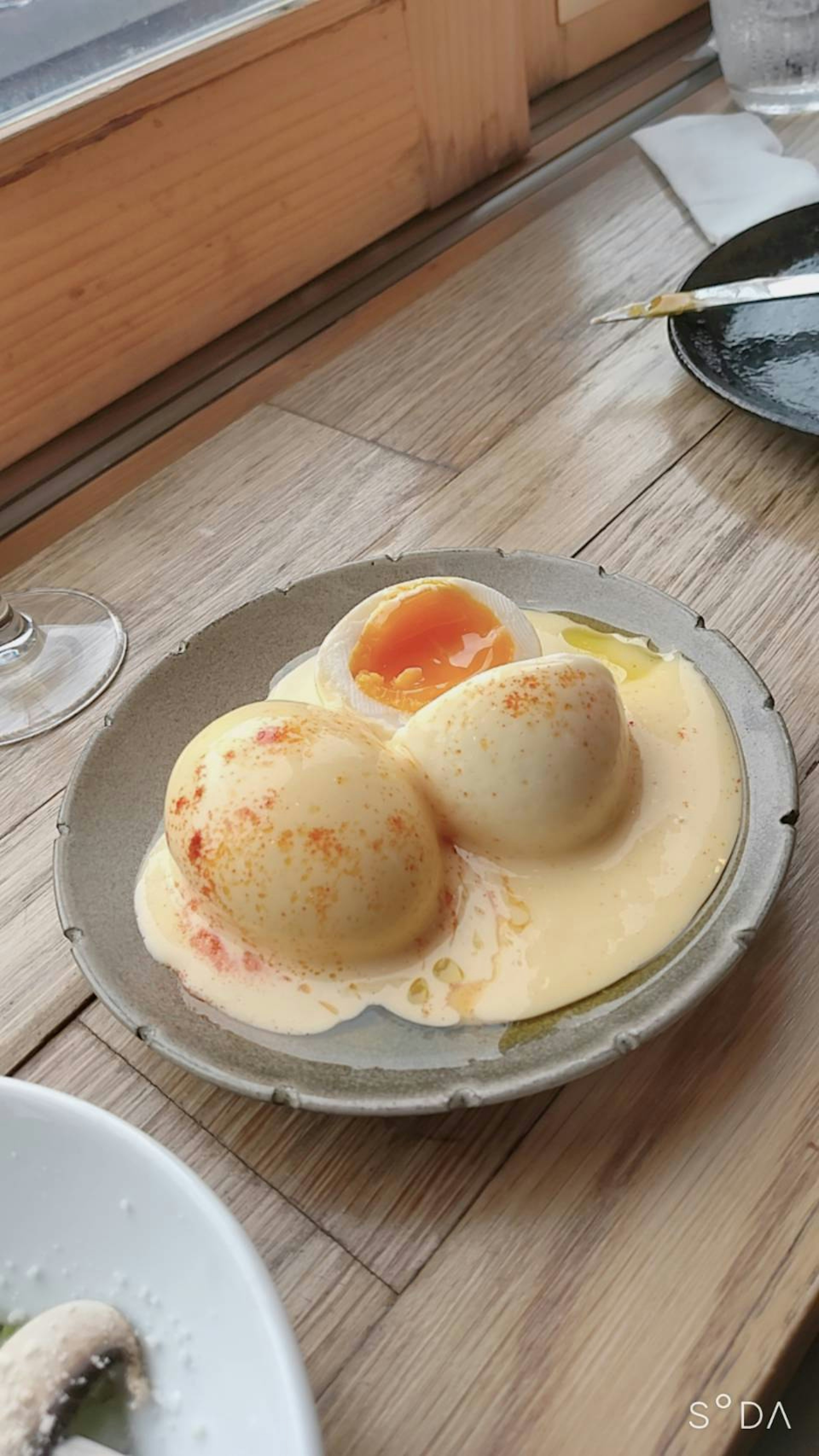 Tiga hidangan berbentuk telur disajikan di atas saus krim