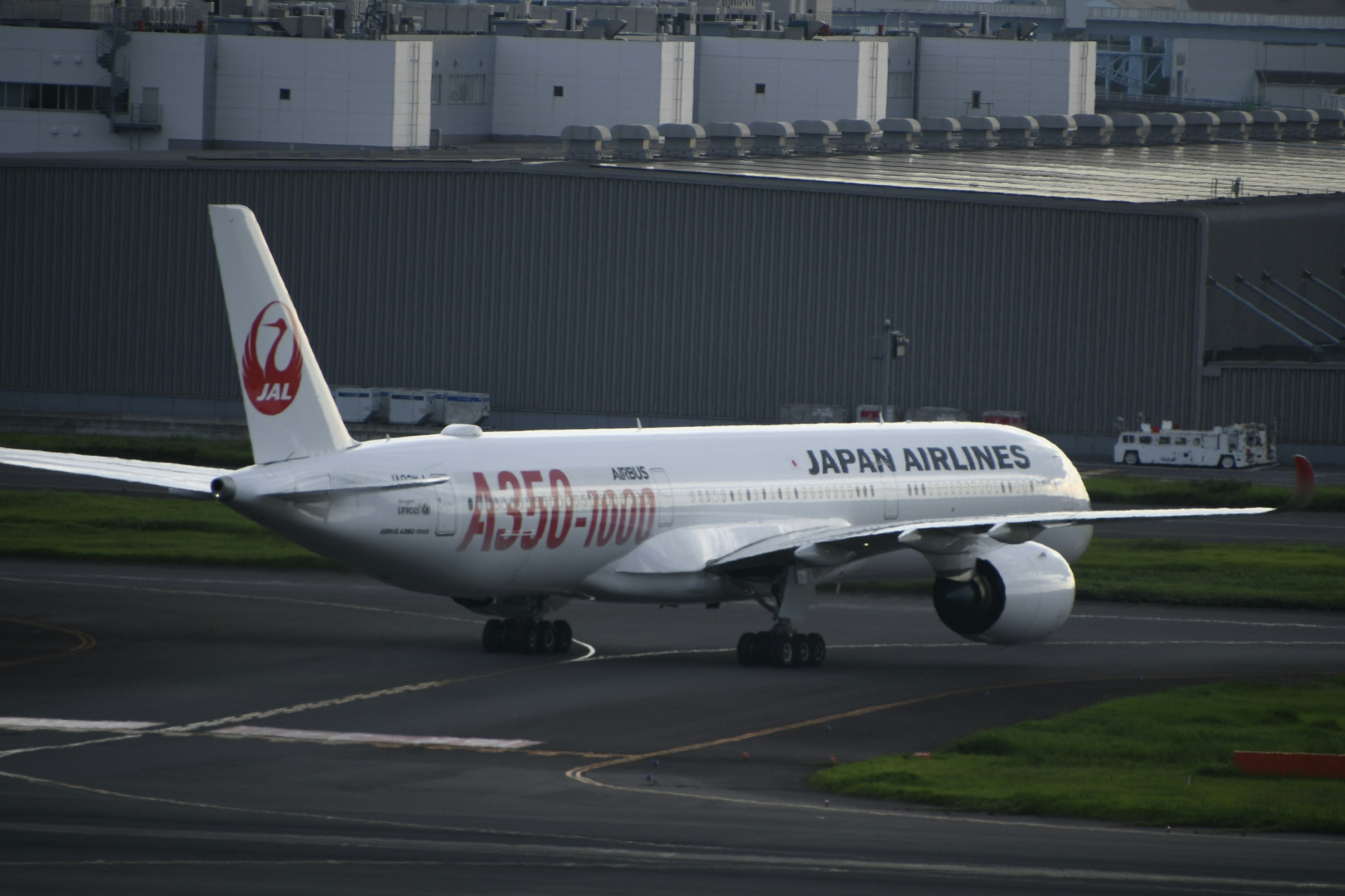 日本航空の飛行機が滑走路を走行中