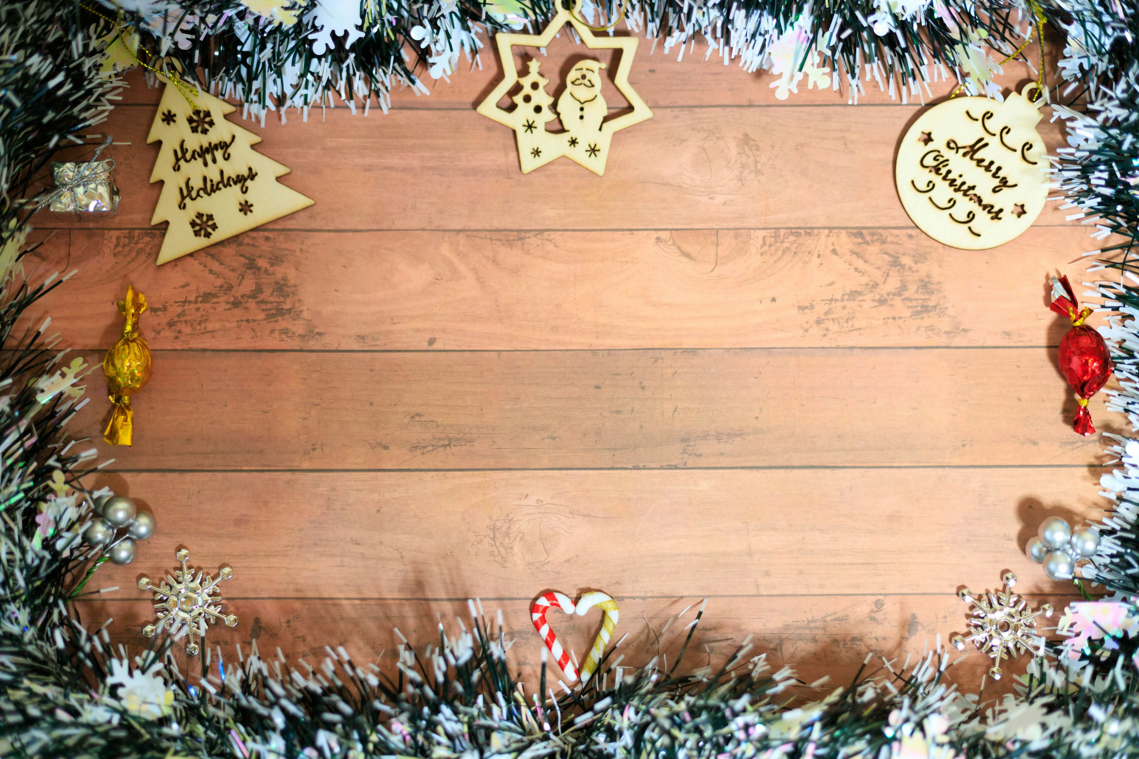 Fondo de madera con decoraciones navideñas que enmarcan la imagen