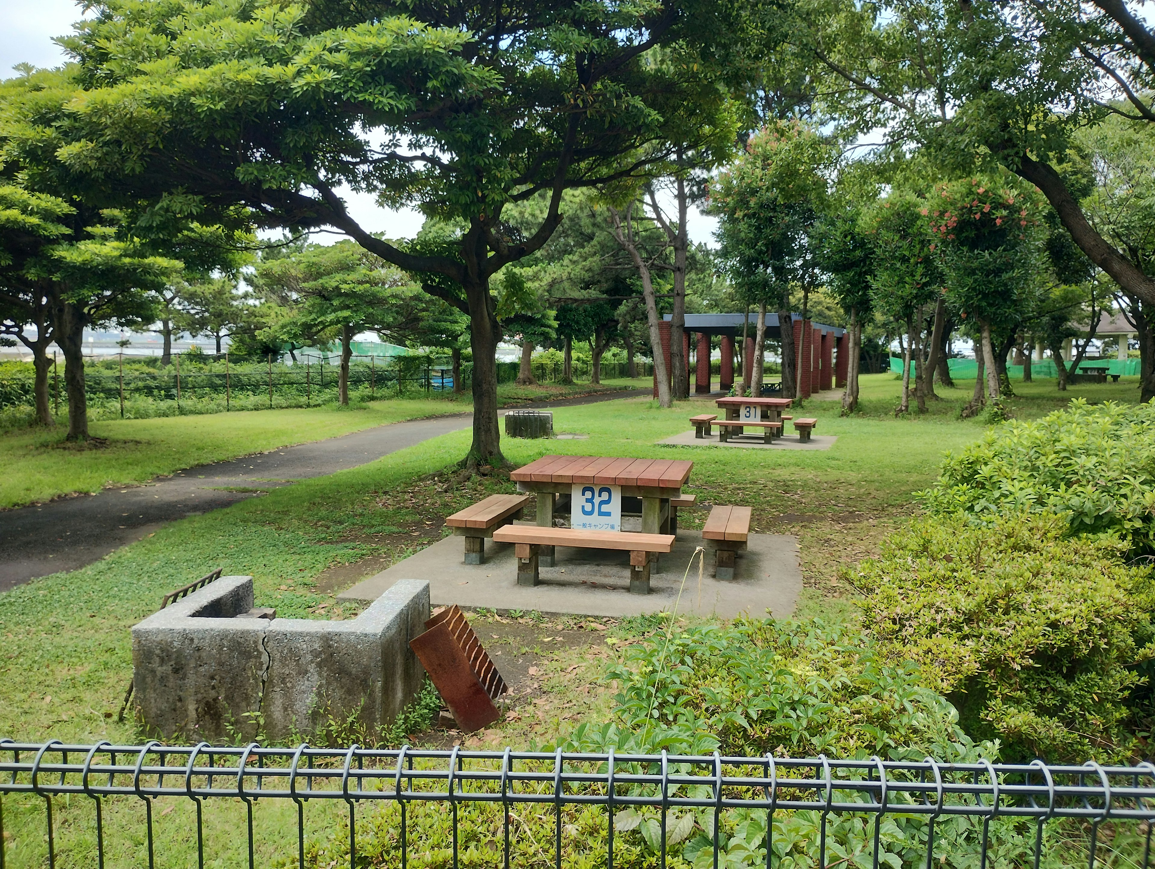 Escena de parque con área de picnic y equipo de juegos