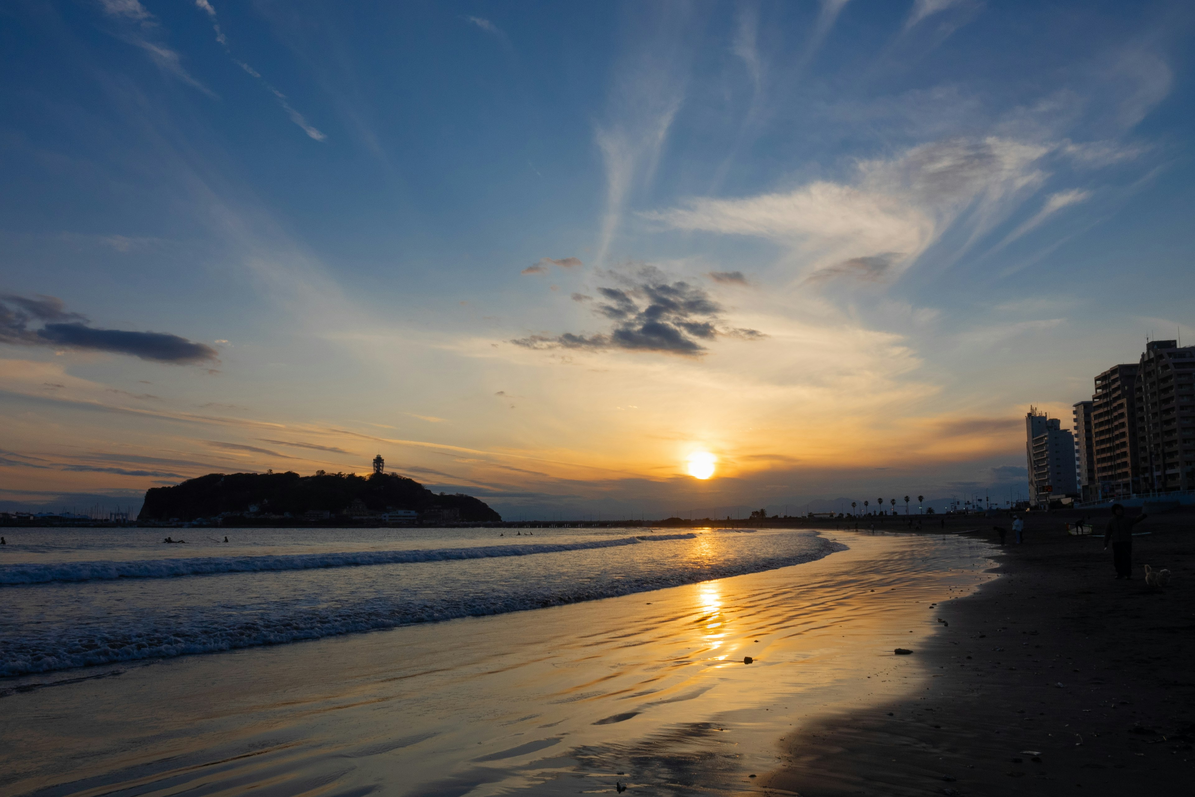 Hermoso paisaje marino con atardecer y reflejos de las olas en la costa