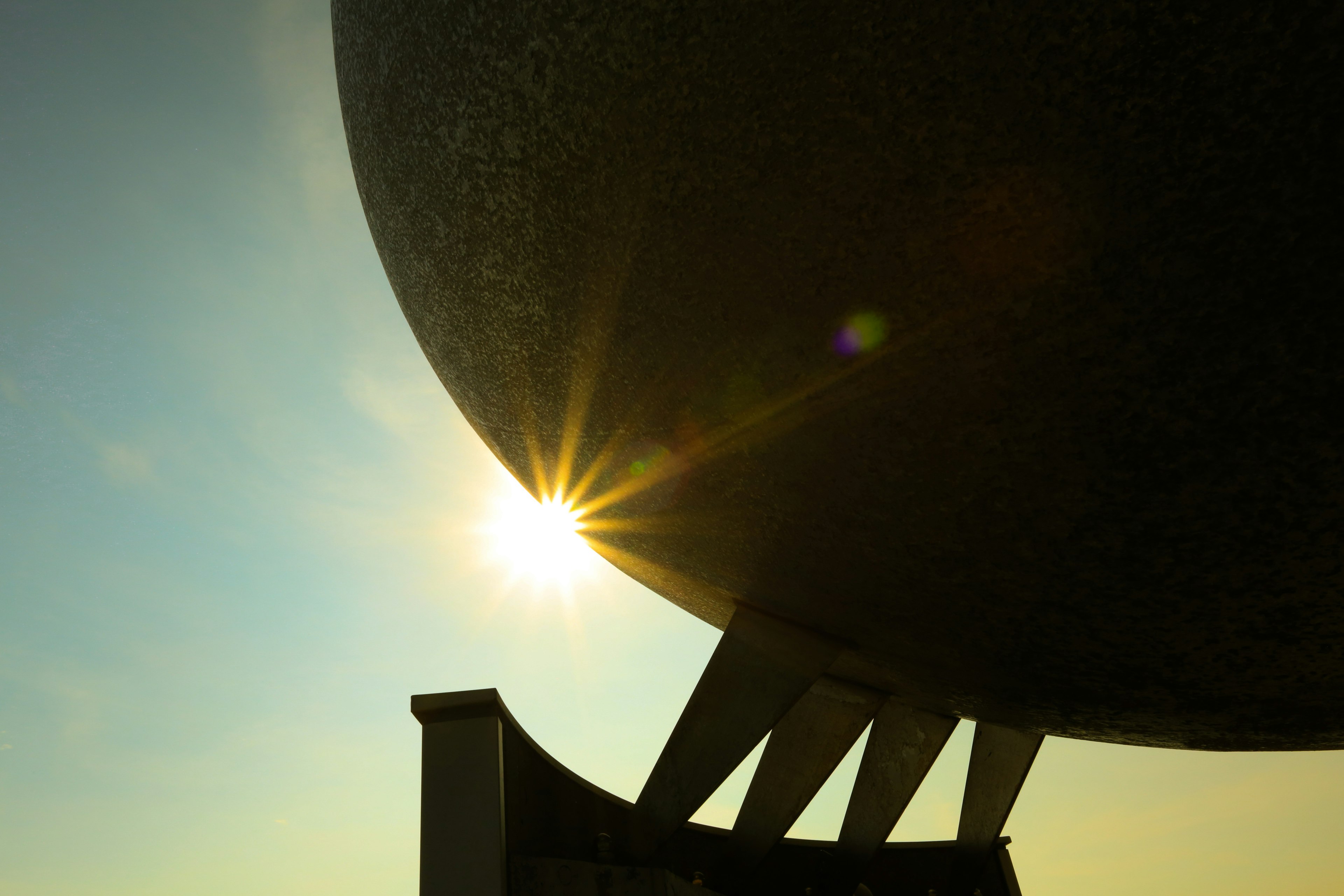 Silhouette eines Globus mit Sonnenlicht von hinten