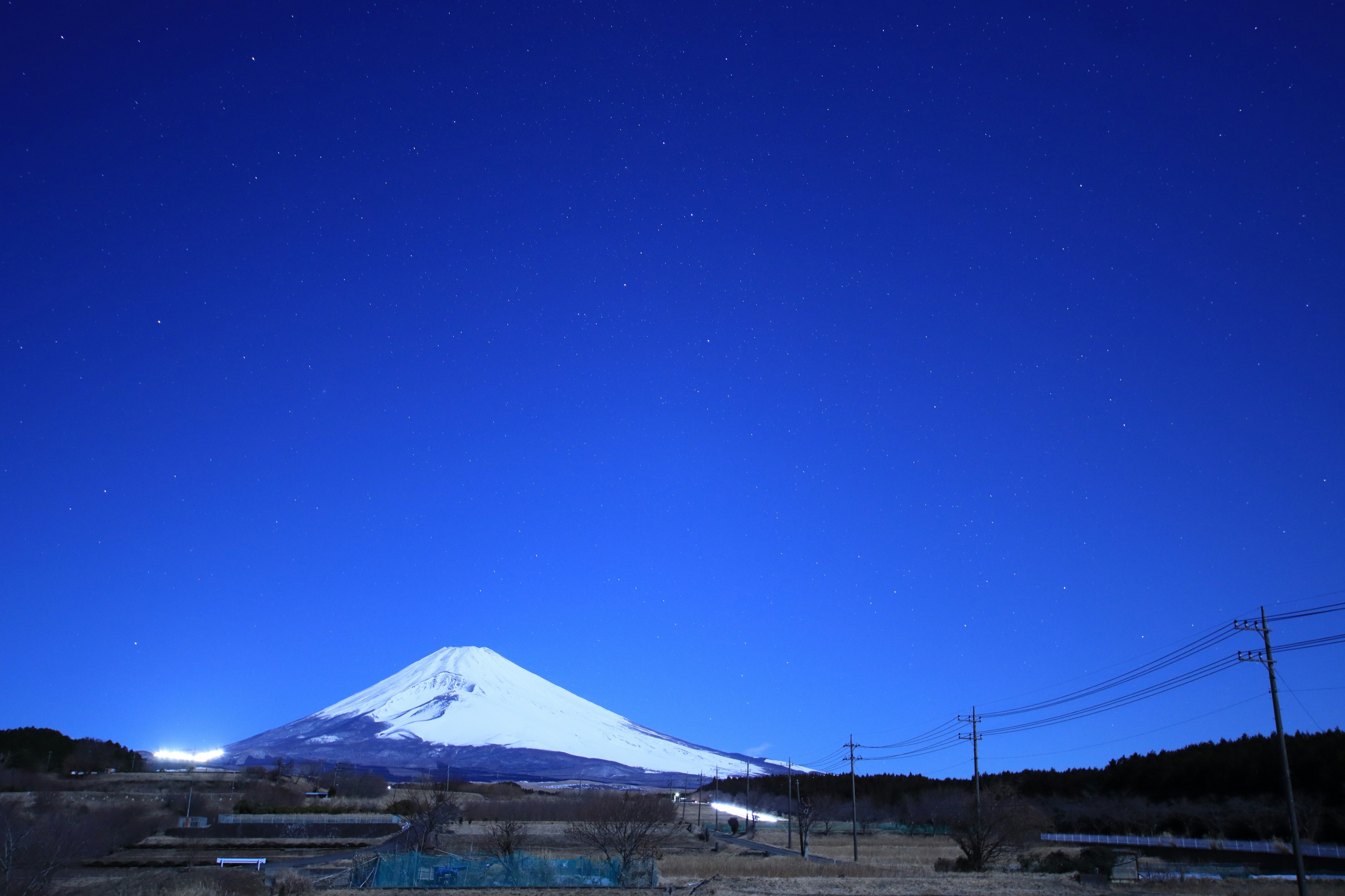 Monte Fuji cubierto de nieve bajo un cielo estrellado