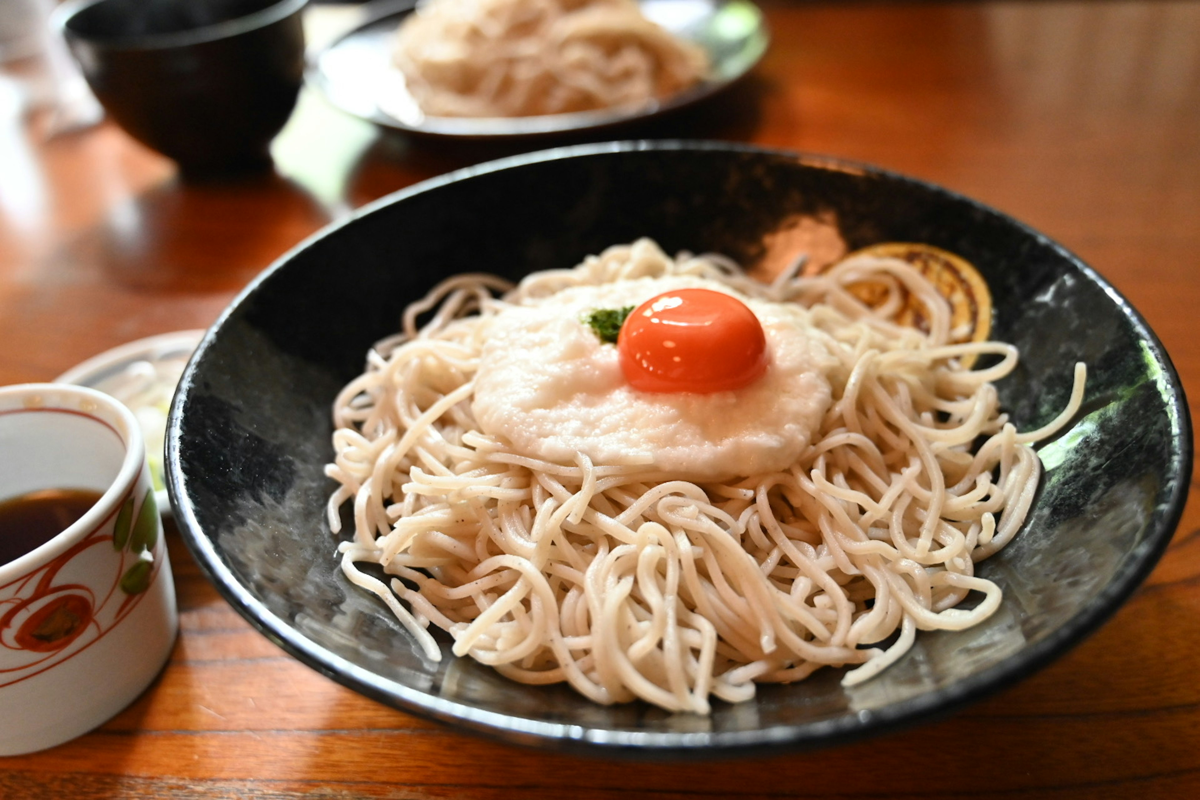 Plato de fideos soba con yema de huevo encima