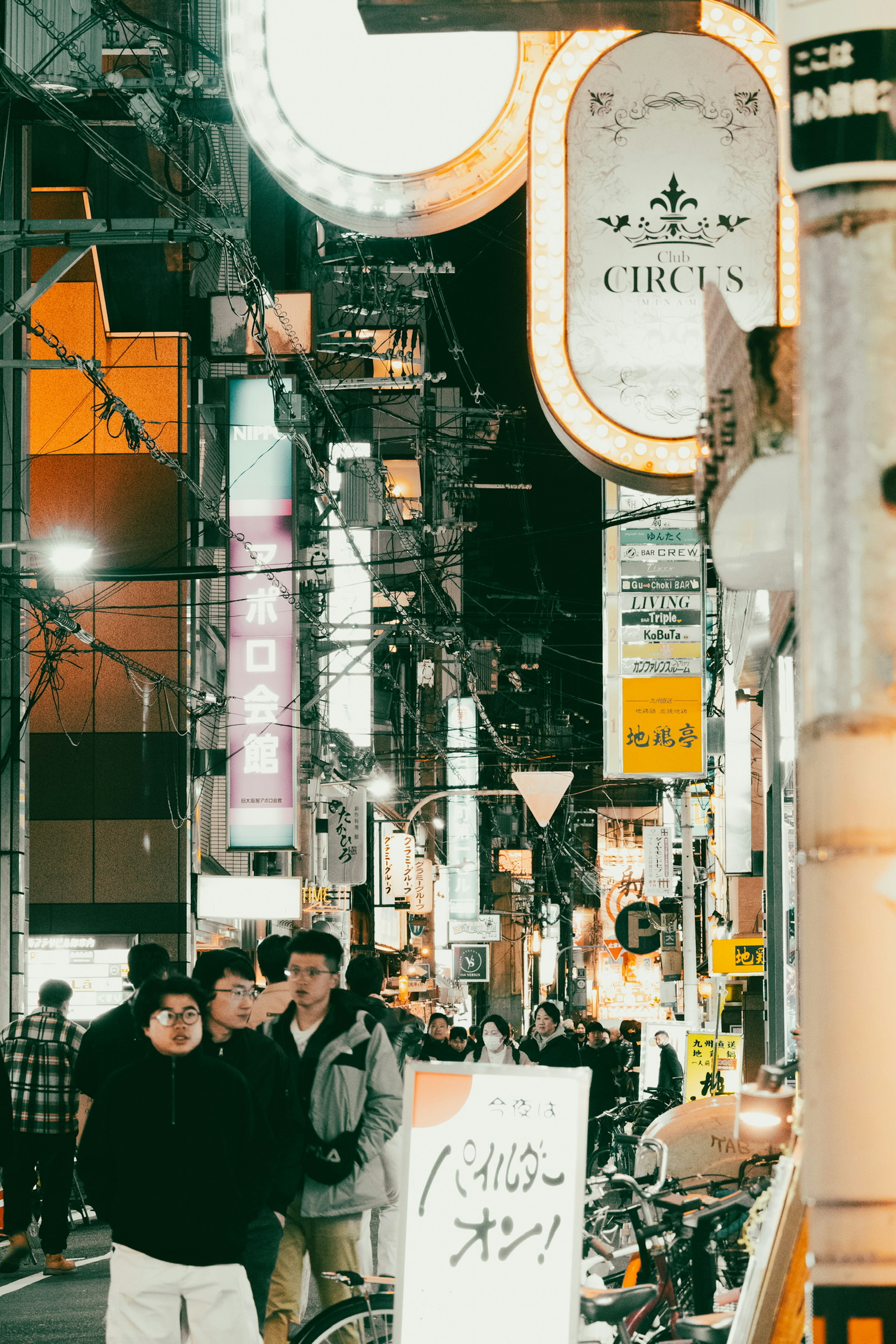 夜間繁忙街道場景，霓虹燈和行人