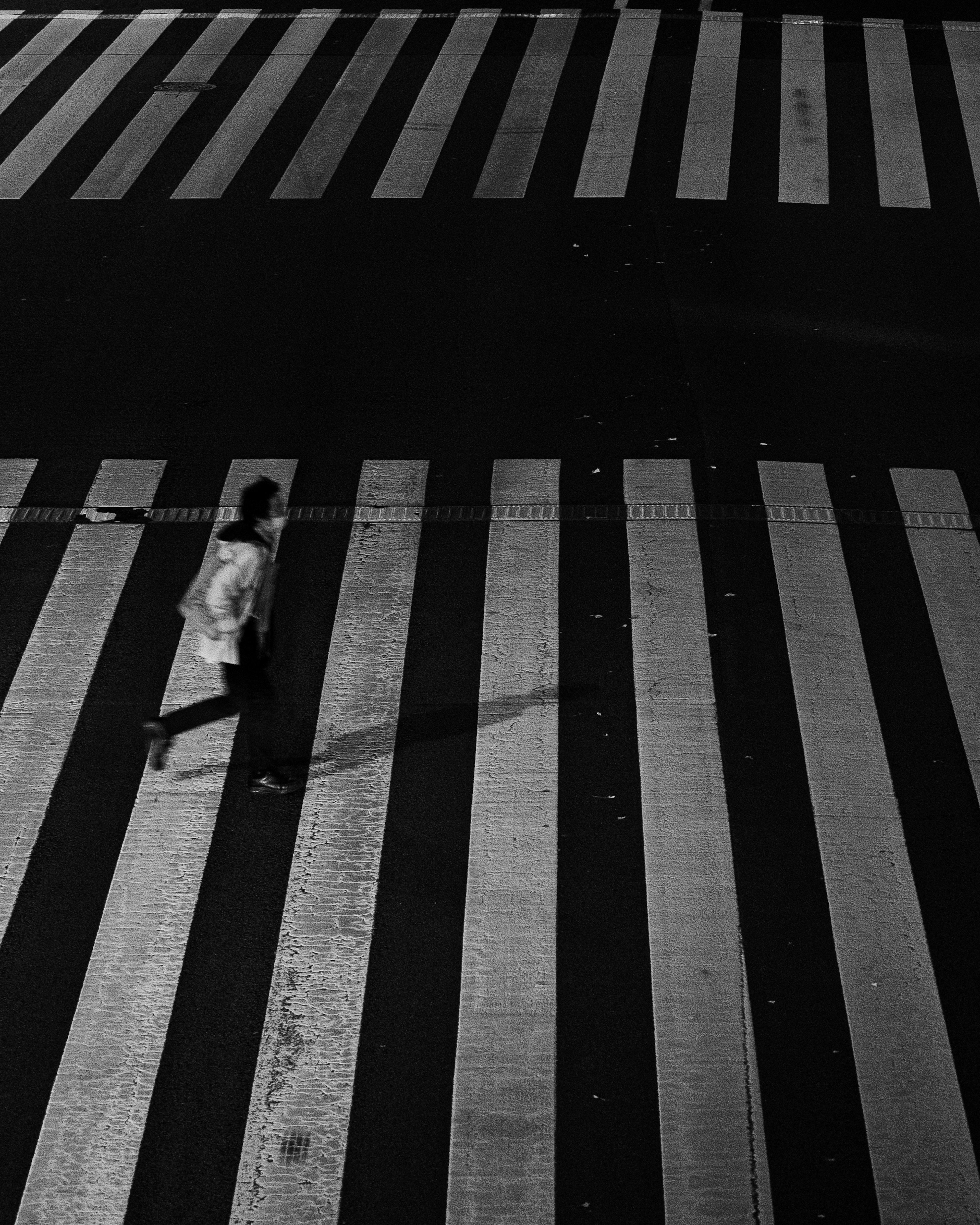 Seseorang yang berjalan di zebra cross hitam putih