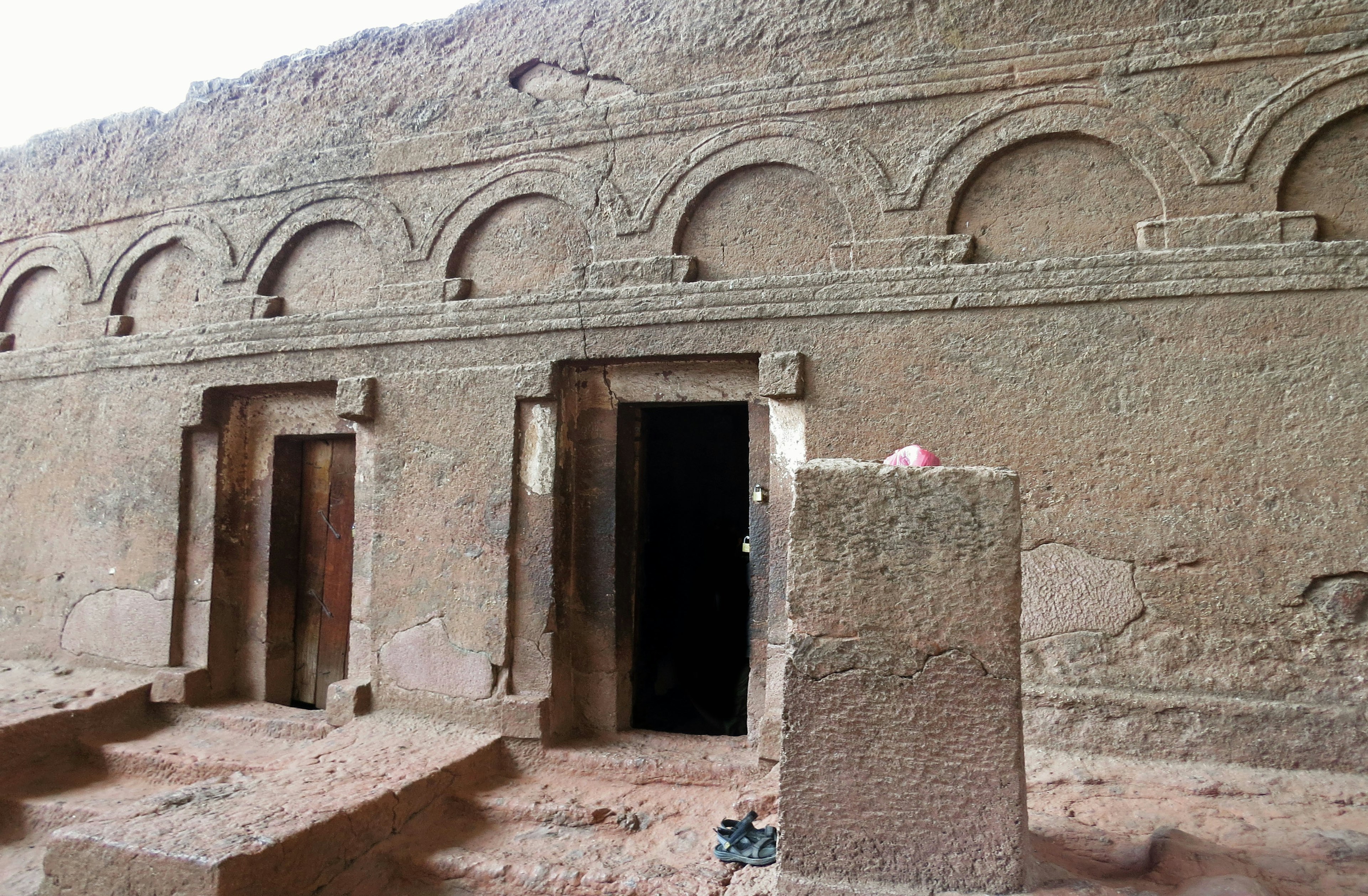 Entrada de una antigua estructura de piedra con diseños arqueados