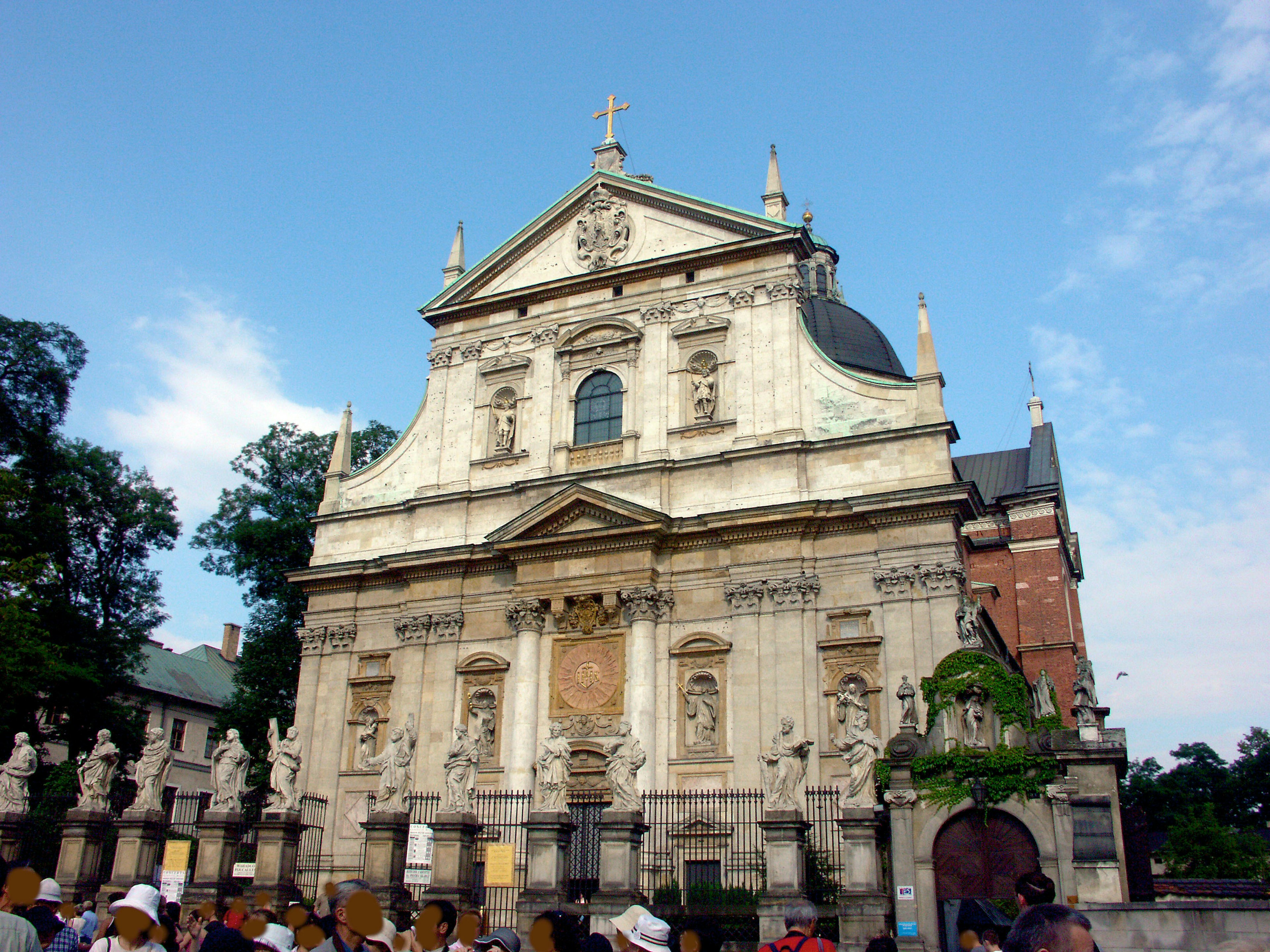 Una bella chiesa sotto un cielo blu