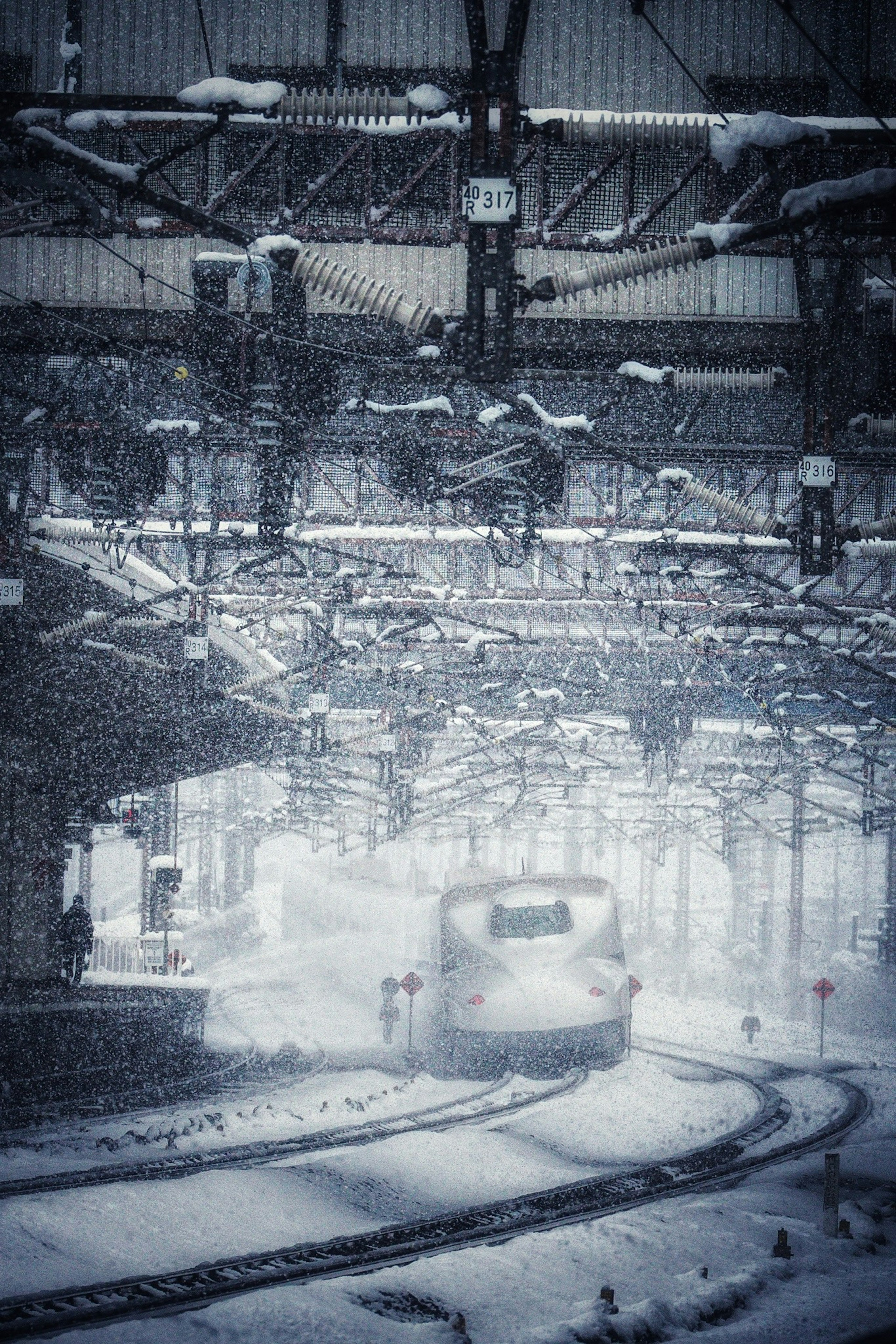 รถไฟมาถึงสถานีที่มีหิมะตกและบรรยากาศเบลอ