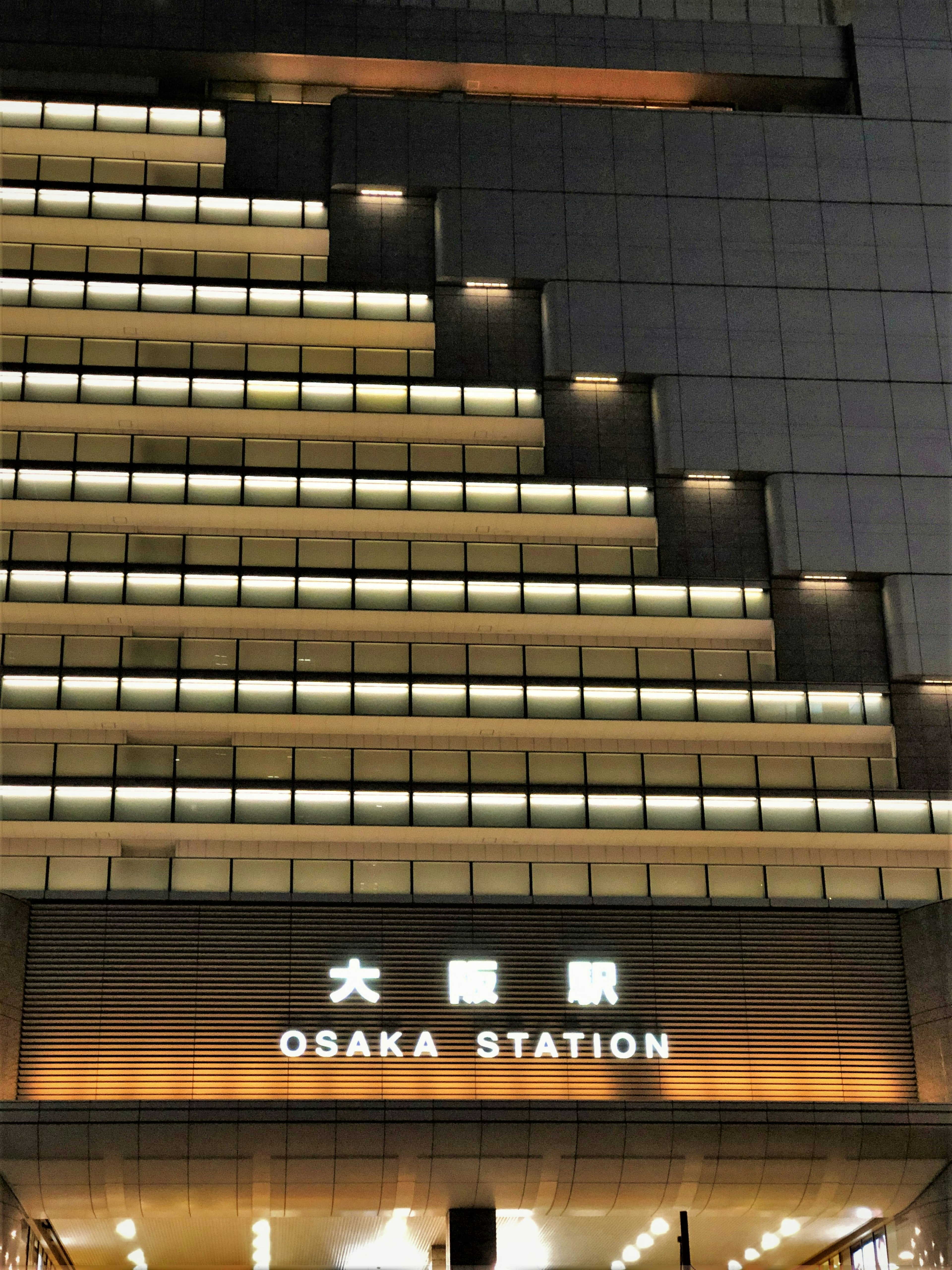 Exterior moderno de la estación de Osaka con diseño en escalera