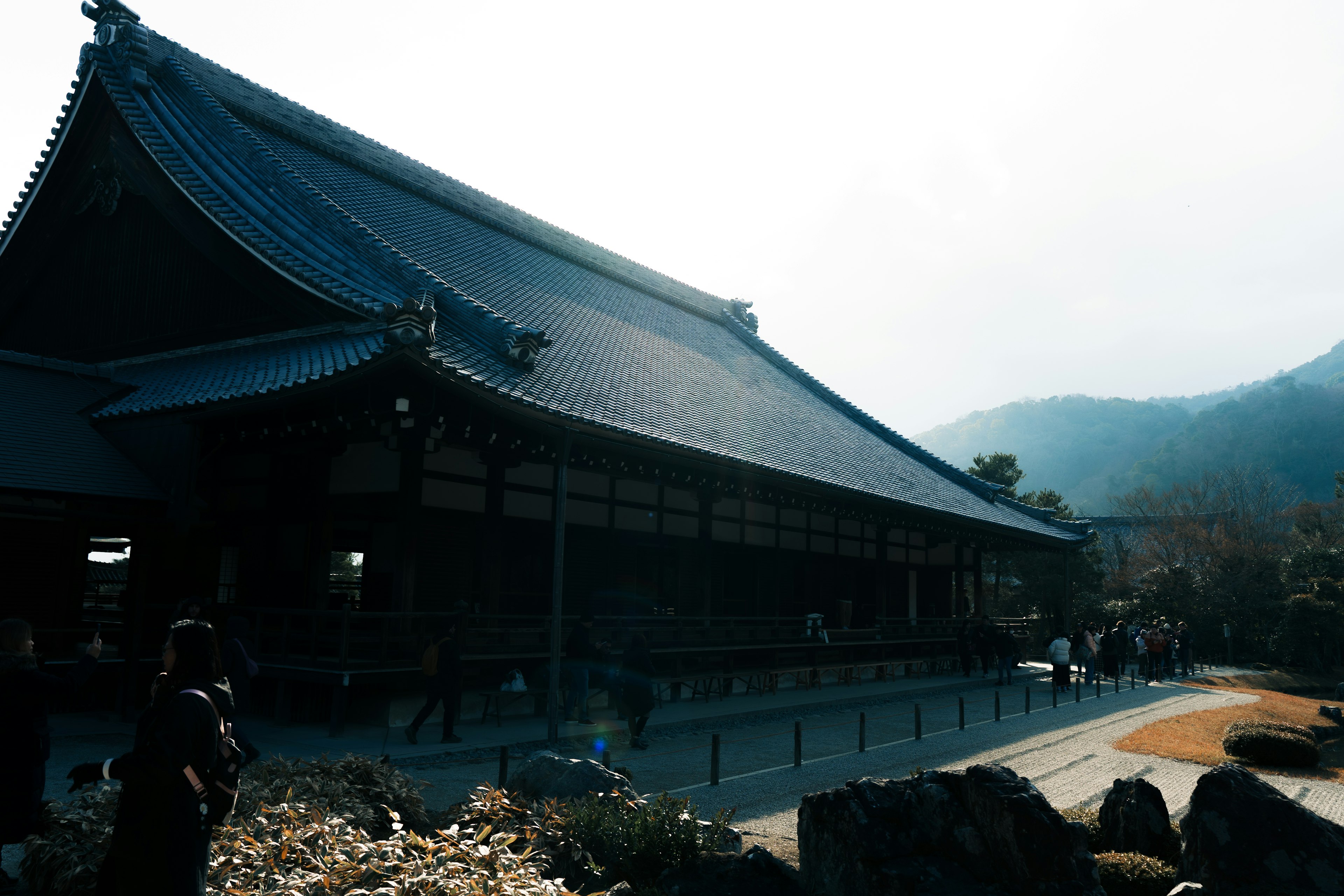 美しい山々を背景にした伝統的な日本の寺院の外観