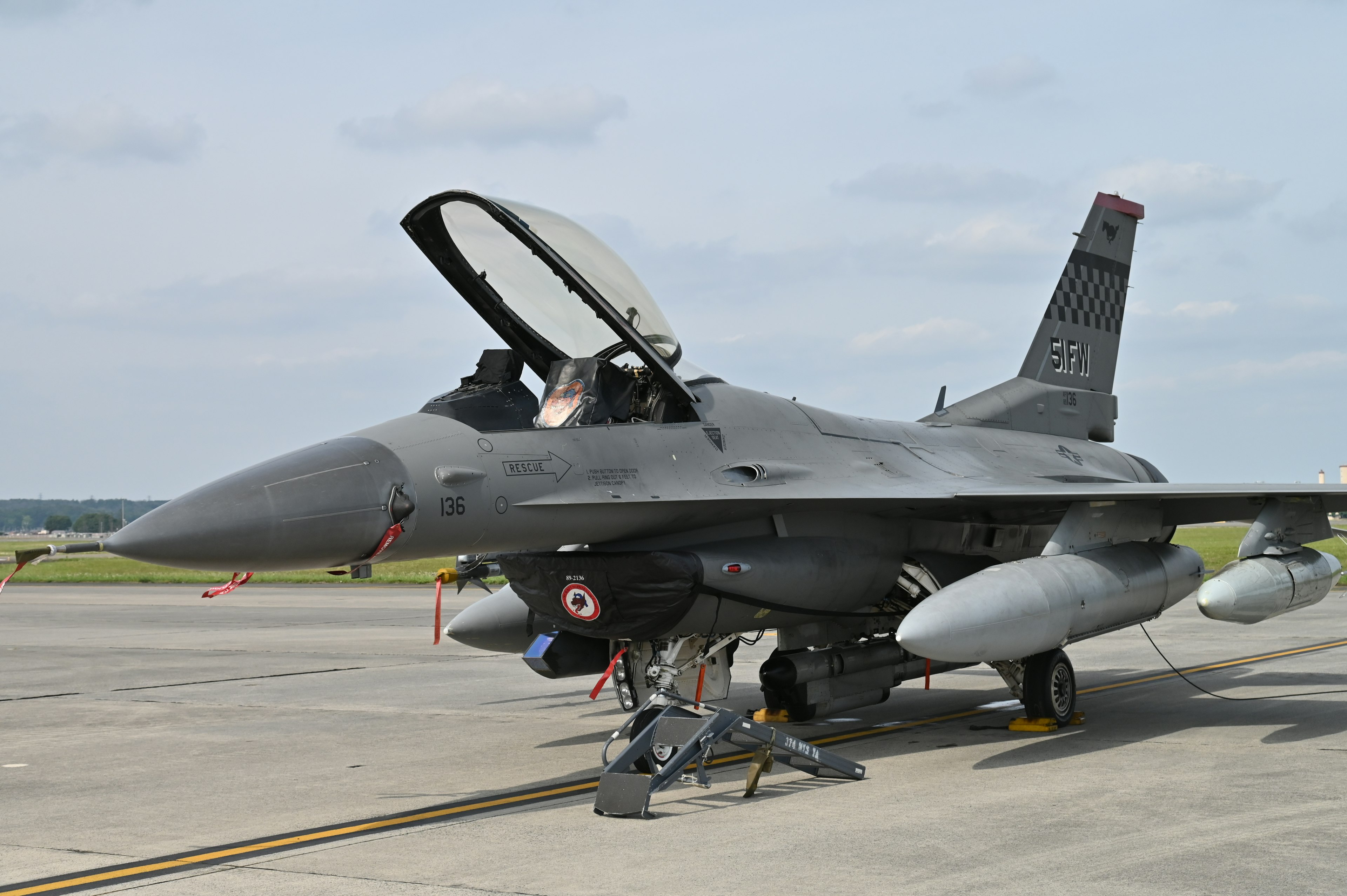 Avion de chasse F-16 avec cockpit ouvert sur la piste