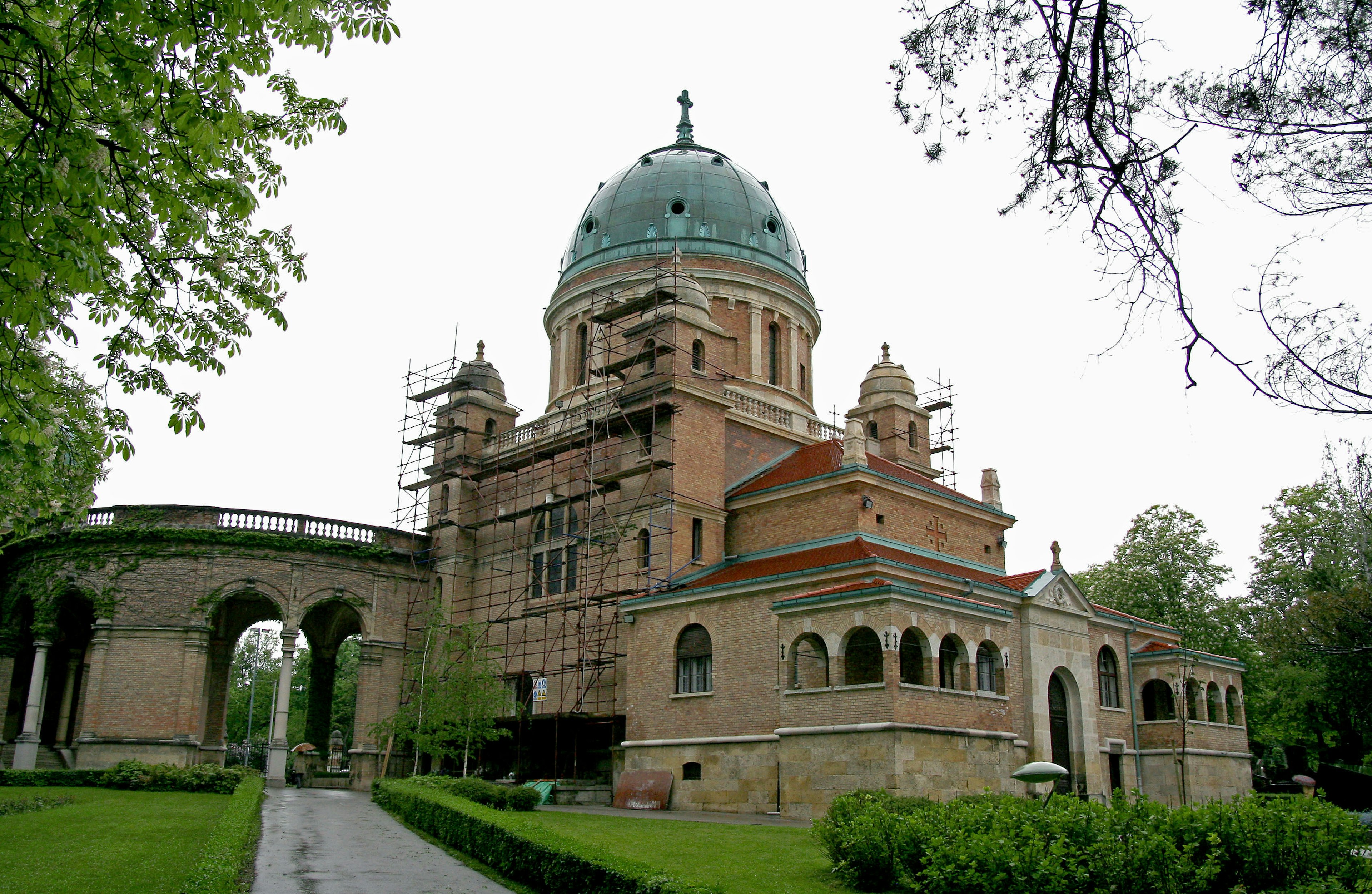 Bellissimo edificio circondato da alberi verdi impalcatura di costruzione visibile nelle vicinanze