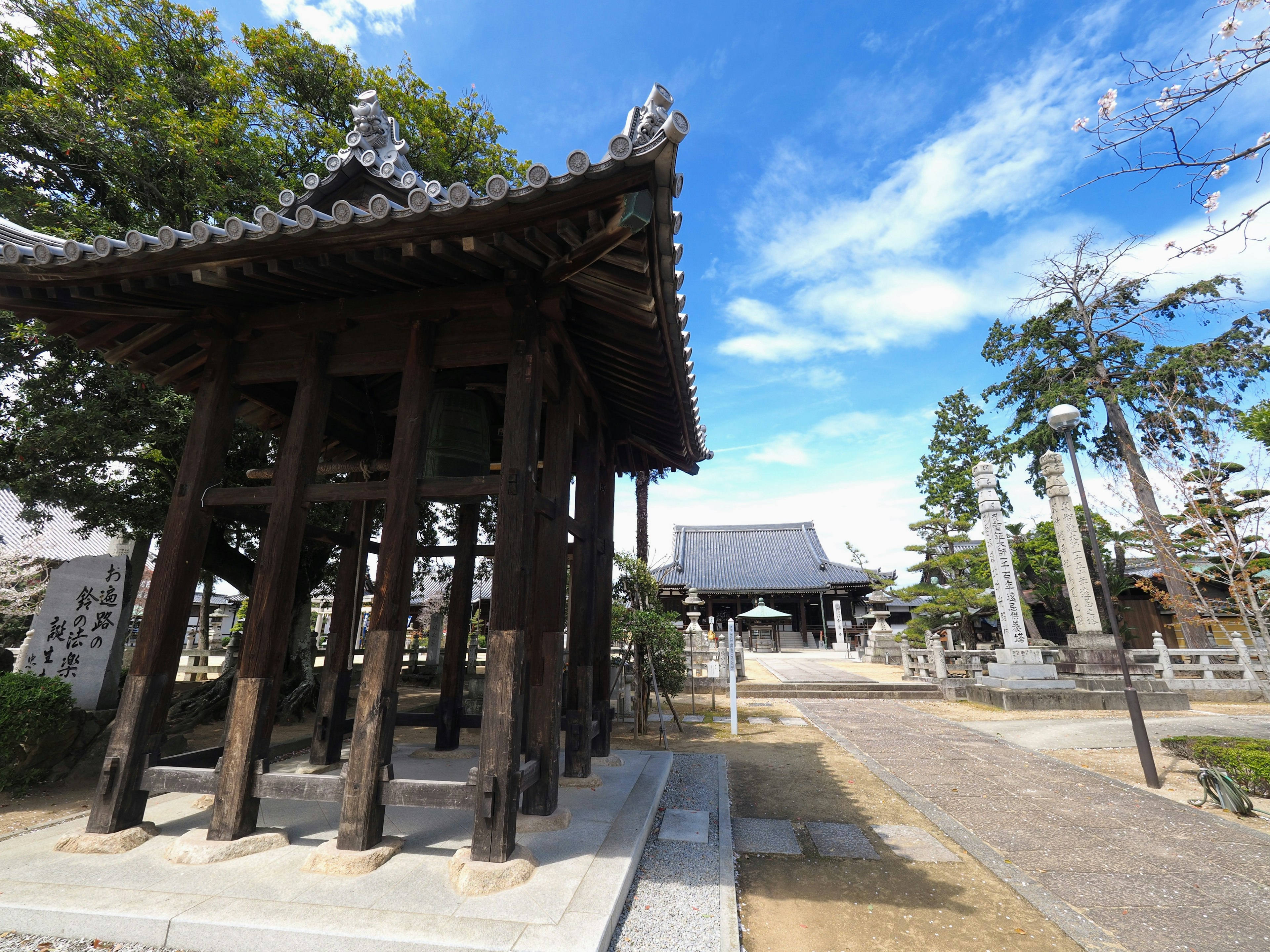 Menara lonceng kuil Jepang tradisional dengan latar belakang langit biru