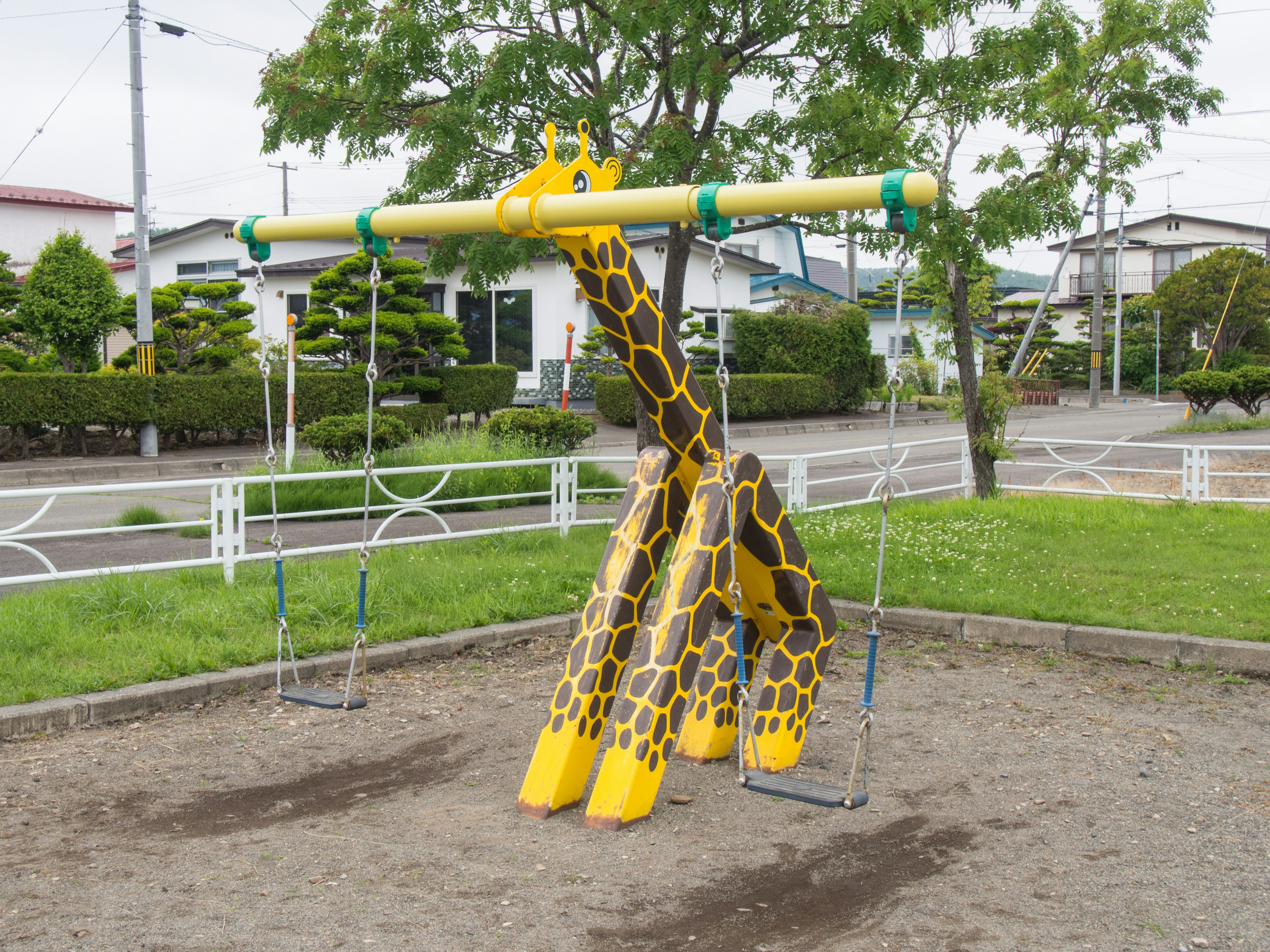 公園の遊具の中にキリン型のブランコがある